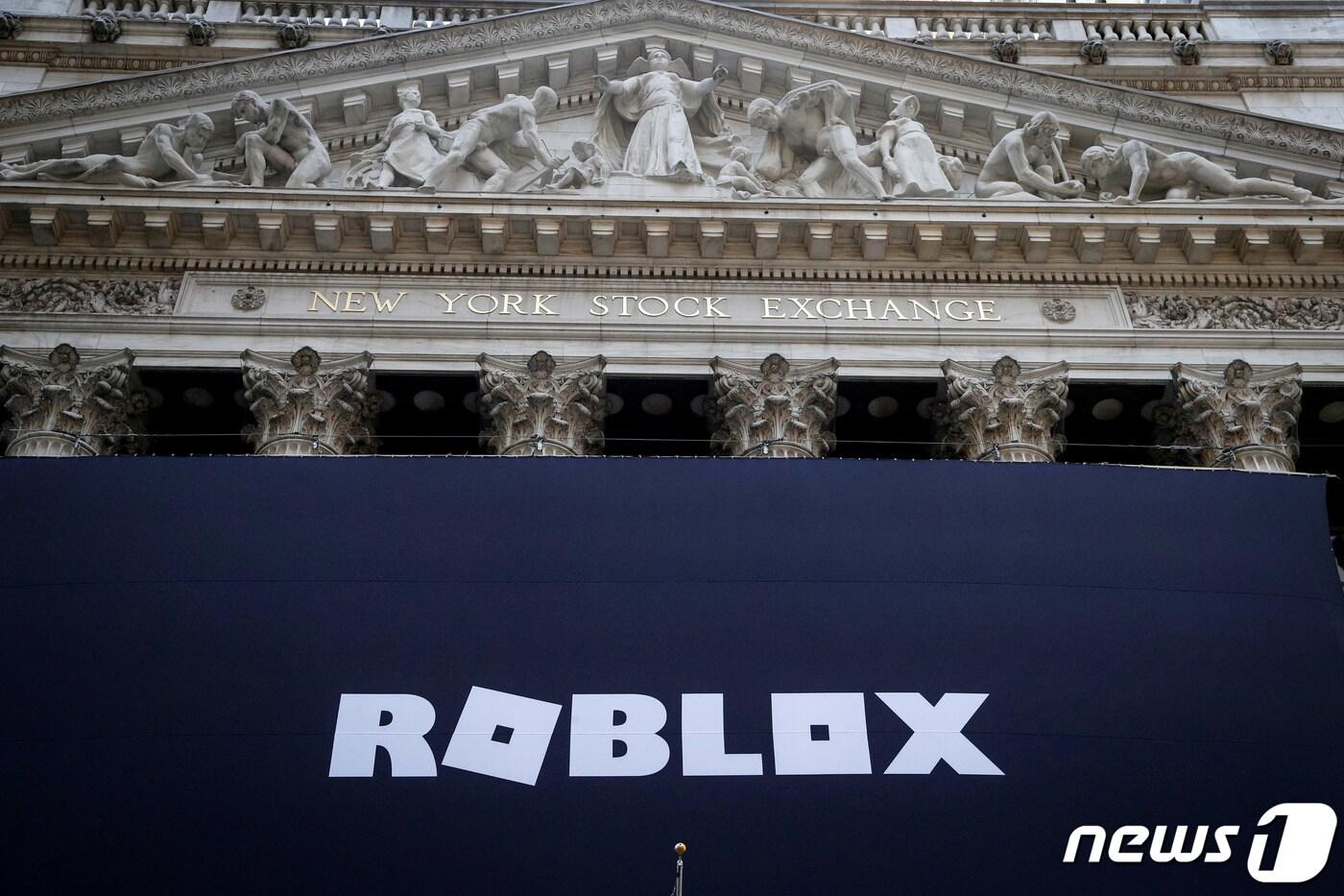 메타버스 플랫폼 로블록스 로고가 새겨진 배너가 회사의 기업공개(IPO)를 축하하기 위해 뉴욕 증권 거래소 앞에 세워져 있다. ⓒ 로이터=뉴스1