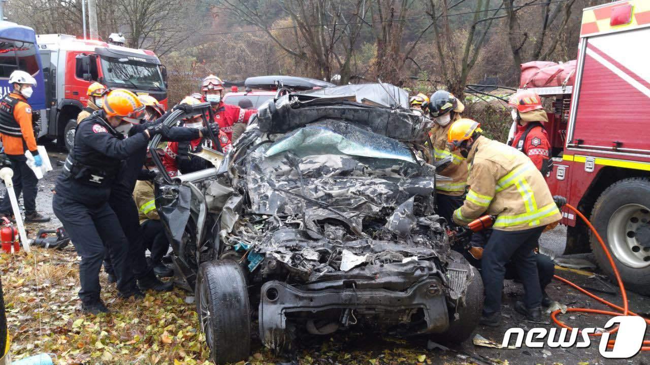 본문 이미지 - 리조트 통근버스·승용차 충돌(강원도소방본부 제공) 2021.11.9/뉴스1