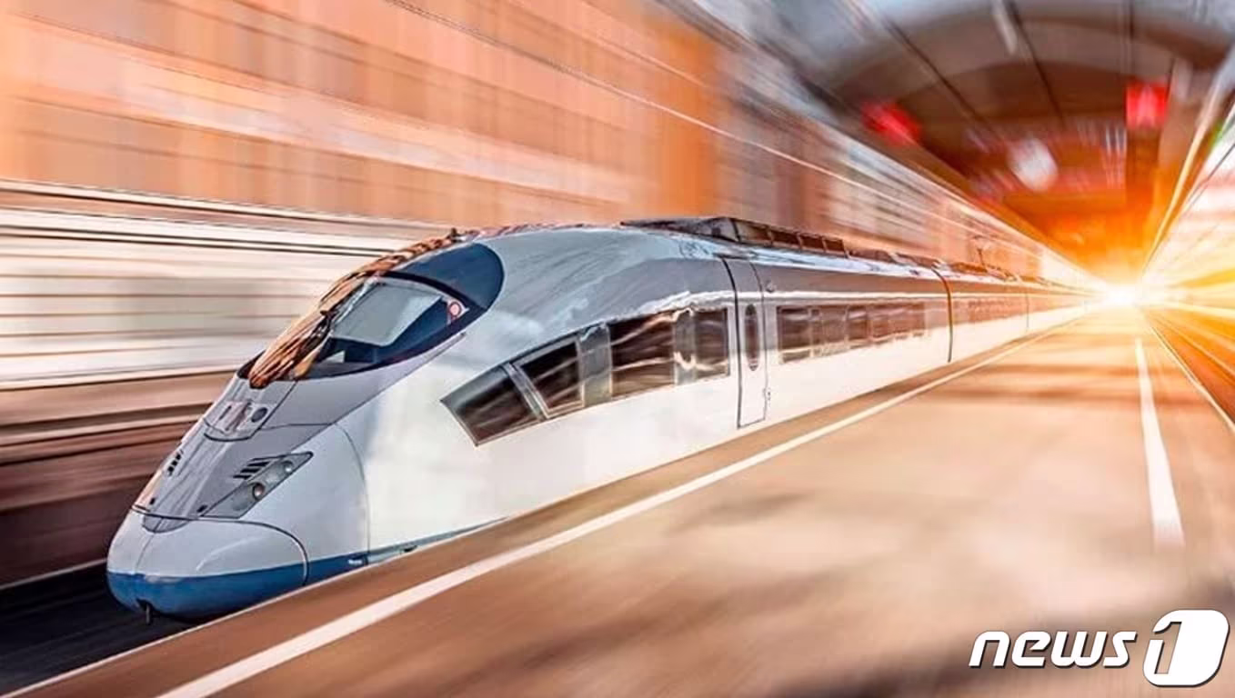 본문 이미지 - 홍콩 태형그룹은 9일 홍콩 고속열차 역에서 중국 베이징 상하이를 오가는 열차 내 영화관을 설치해 3만8000km의 철로 위를 달리며 개봉영화 상영 서비스에 진출할 계획이라고 밝혔다.<자료제공=태형그룹>ⓒ 뉴스1