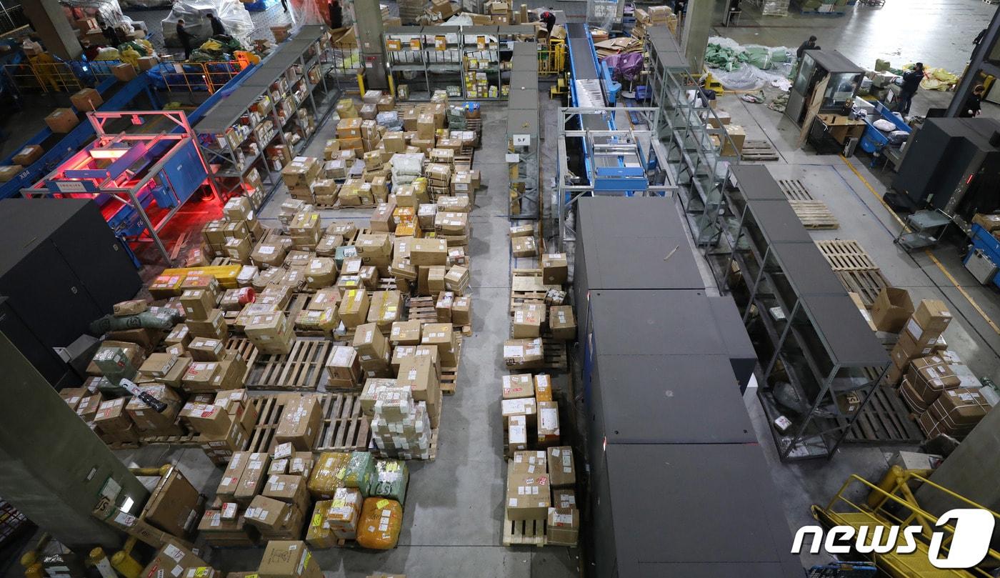 중국의 '광군제'와 미국의 '블랙프라이데이'를 앞둔 9일 오후 인천시 인천본부세관 특송물류센터에서 관계자들이 분주한 모습을 보이고 있다. 이 시기는 11월 11일 중국 광군제와 11월 26일 미국 블랙프라이데이 등 해외직구 극성수기로 지난해에는 평소보다 75% 이상 통관량이 급증했었다. 2021.11.9/뉴스1 ⓒ News1 박세연 기자