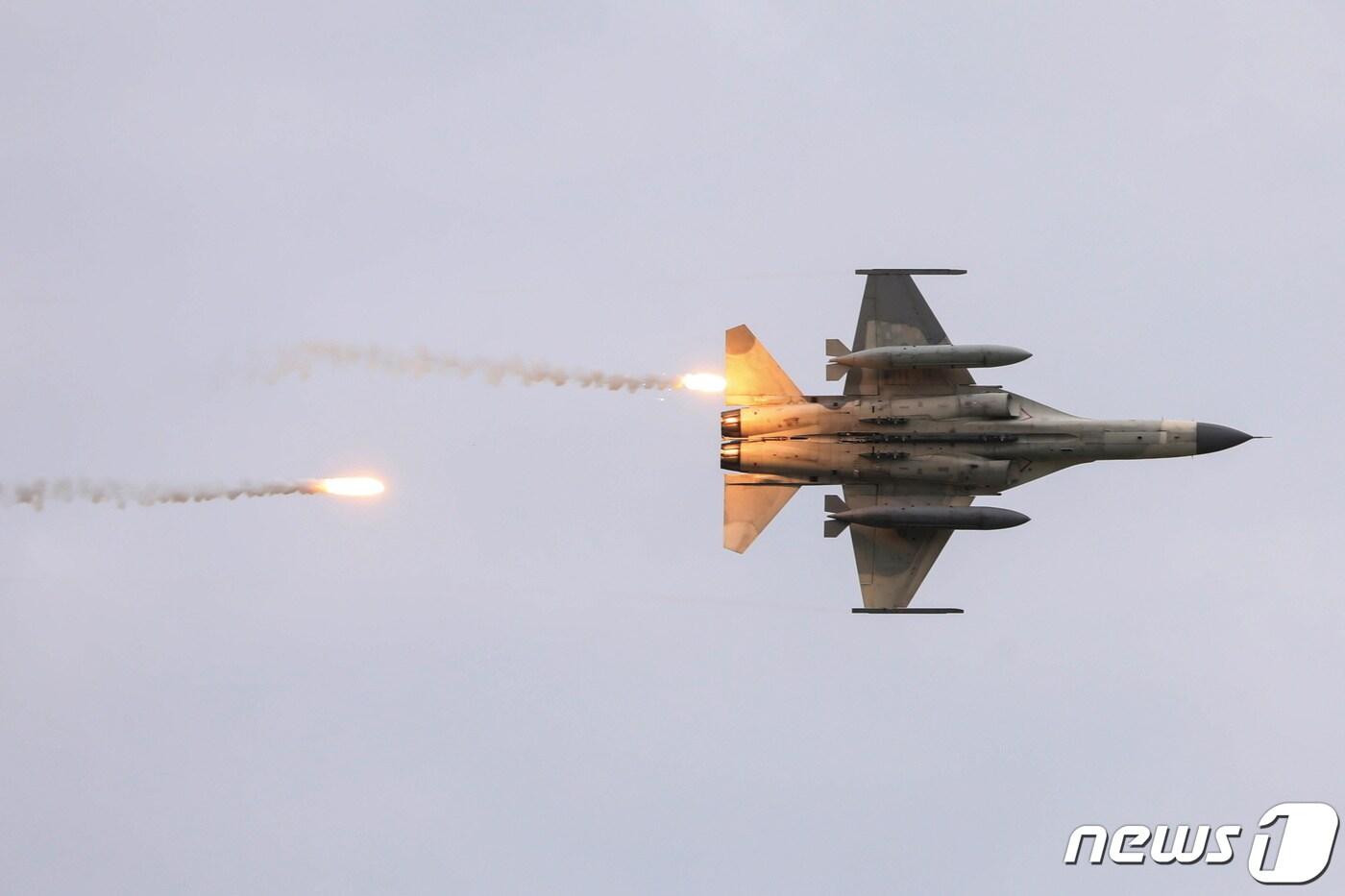본문 이미지 - 지난해 7월 대만 타이중에서 전투기 시뮬레이션을 통해 적의 침공을 막는 군사 훈련이 진행됐다. ⓒ 로이터=뉴스1 ⓒ News1 노선웅 기자