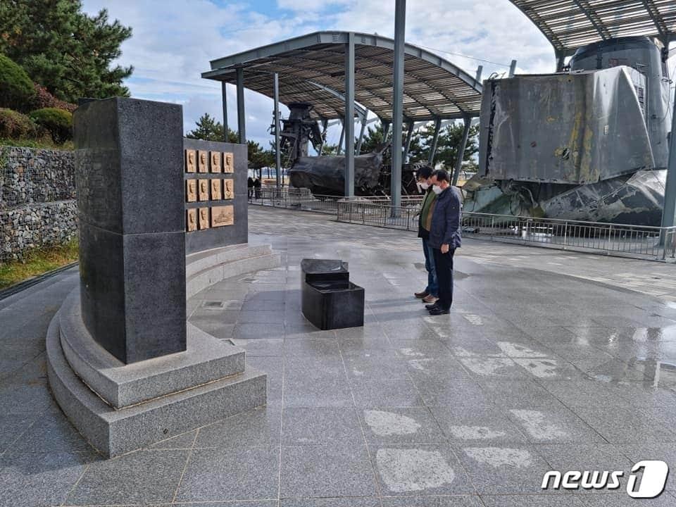 본문 이미지 - 최원일 전 천안함장과 천안함 전사자 고(故) 민평기 상사의 형 광기씨가 9일 경기도 평택 소재 해군 제2함대 사령부에 세워진 '천안함 46용사 추모비' 앞에서 묵념하고 있다. (최원일 페이스북) ⓒ 뉴스1