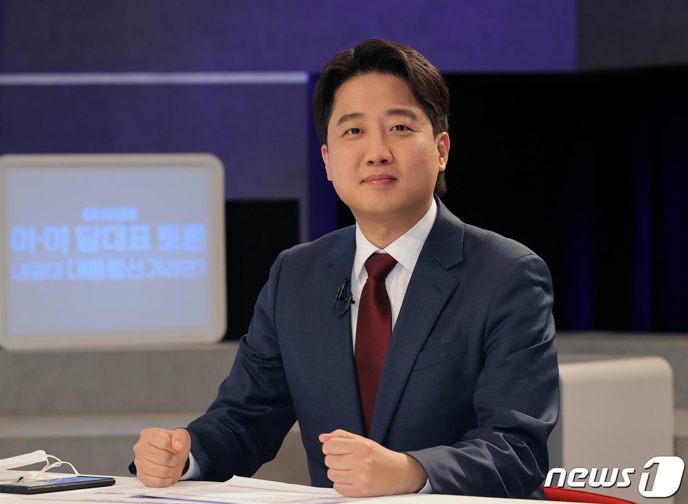 본문 이미지 - 이준석 국민의힘 대표가 지난 9일 오후 서울 마포구 상암MBC 스튜디오에서 열린 '100분 토론'에서 발언하고 있다. 2021.11.9/뉴스1 ⓒ News1 국회사진취재단