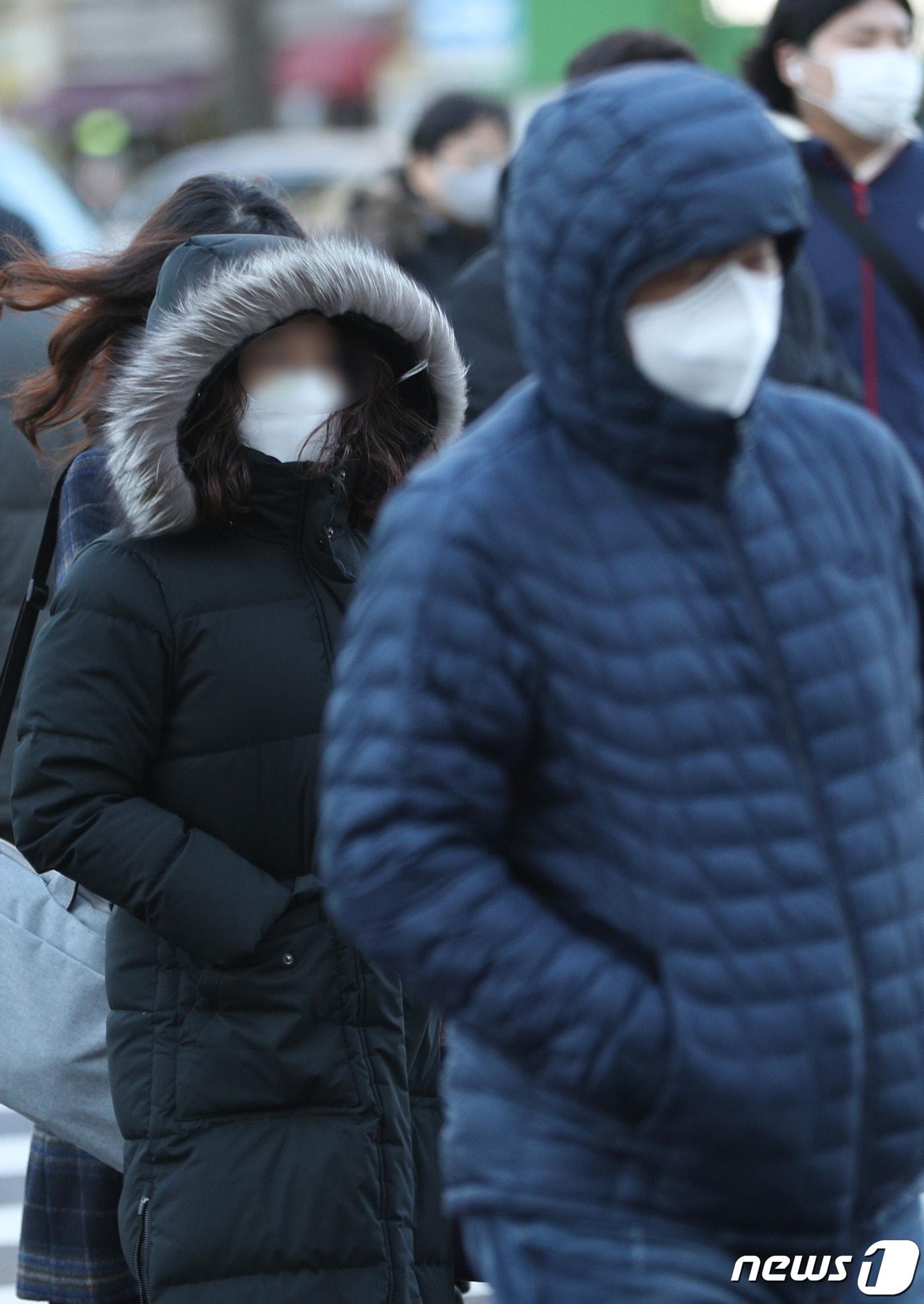 본문 이미지 - 매서운 칼바람에 시민들이 두꺼운 옷을 입고 출근하고 있는 모습.&#40;뉴스1DB&#41;/뉴스1