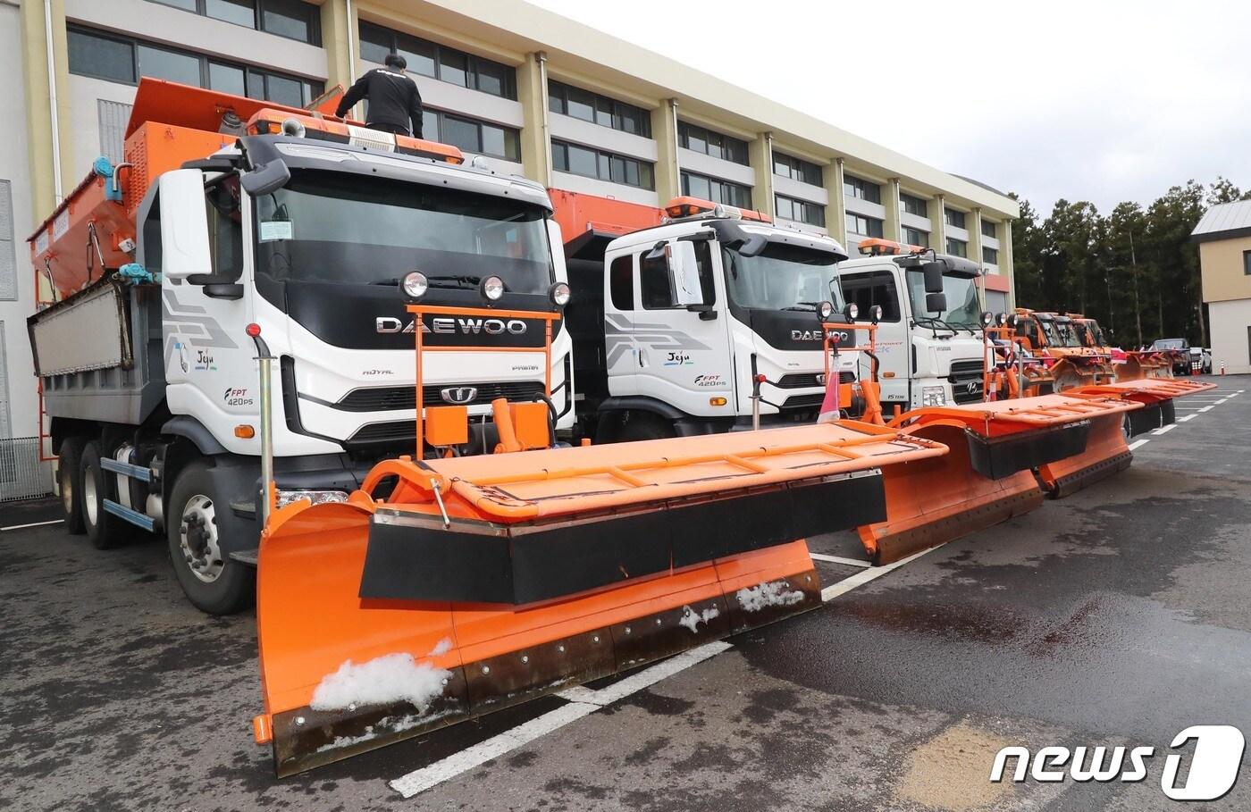 제주시 노형동 도로관리사무소 장비고에서 작업자가 제설차를 정비하고 있다. 2021.12.1/뉴스1 ⓒ News1 오현지 기자