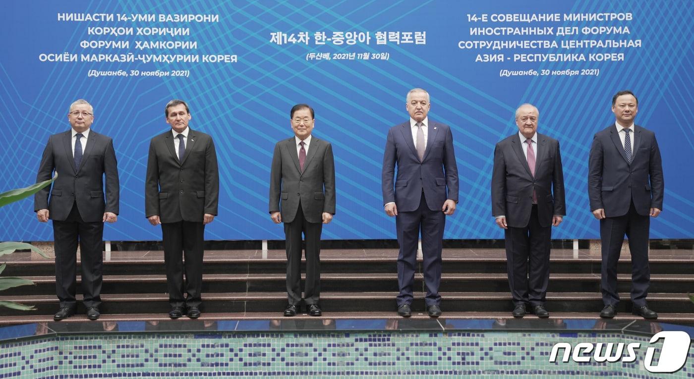 본문 이미지 - 지난달 30일 타지키스탄 두산베에서 개최된 '제14차 한-중앙아 협력포럼' 진행 전 참석자들이 기념 촬영을 하고 있다. (왼쪽부터)마라트 쓰즈드코프 카자흐스탄 외교차관, 라시드 메레도프 투르크메니스탄 외교장관, 정의용 외교부 장관, 시로지딘 무흐리딘 타지키스탄 외교장관, 압둘아지즈 카밀로프 우즈베키스탄 외교장관, 루슬란 카자크바예프 키르기스스탄 외교장관.(외교부 제공)ⓒ 뉴스1