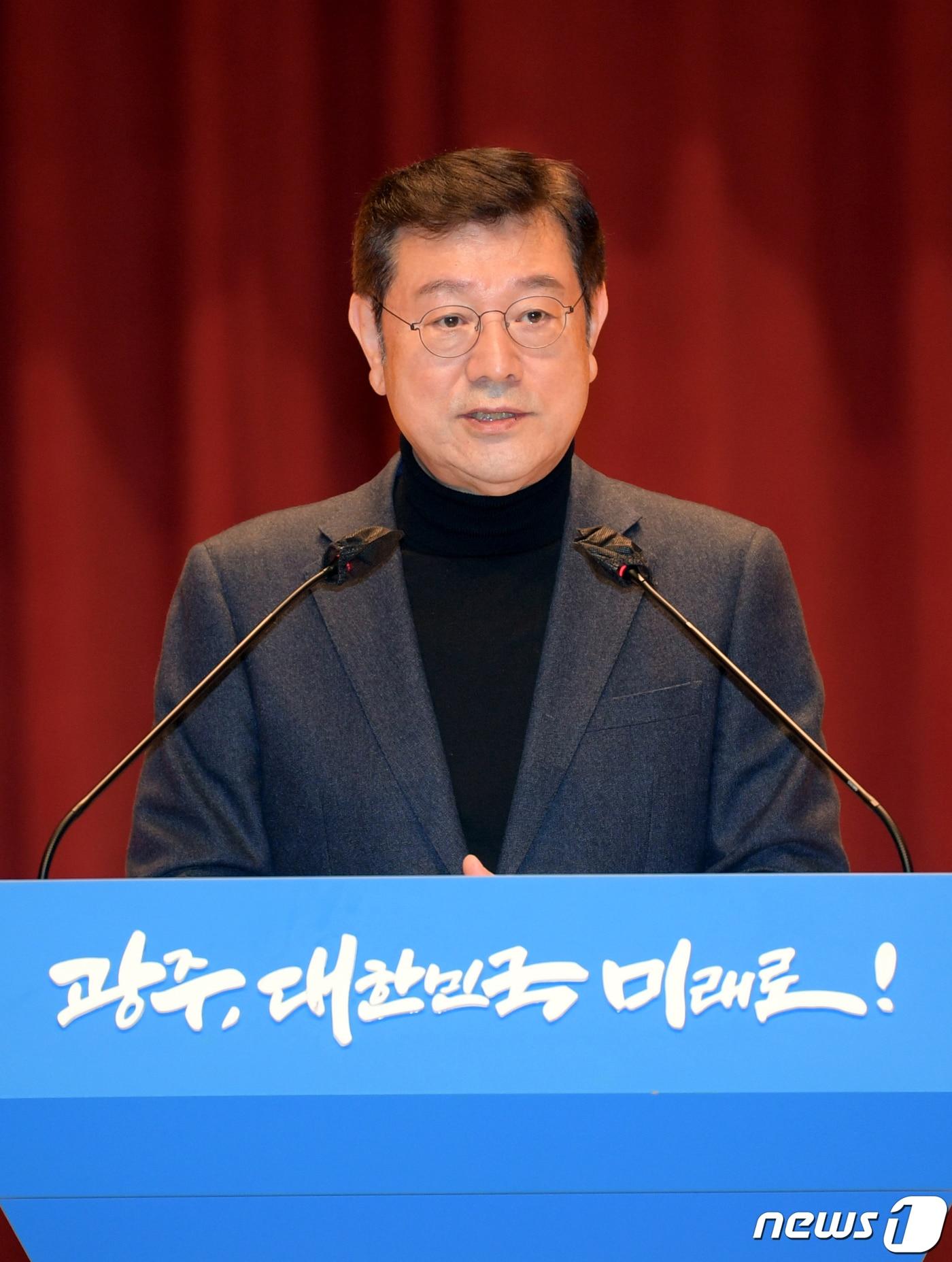 본문 이미지 - 이용섭 광주시장이 1일 오전 시청 대회의실에서 열린 12월중 정례조회에 참석해 인사말을 하고 있다. 이 시장은 "노사상생 도시, 인공지능 대표도시, 저출산 문제와 기후위기 대응 선도도시 등 시대의 화두를 선점하며 정의롭고 풍요로운 광주를 실현해가고 있다＂며 ＂이러한 성과를 바탕으로 '더 크고 더 강한 광주시대'를 열어가야 한다＂고 강조했다. (광주시 제공)2021.12.1/뉴스1 ⓒ News1 박준배 기자