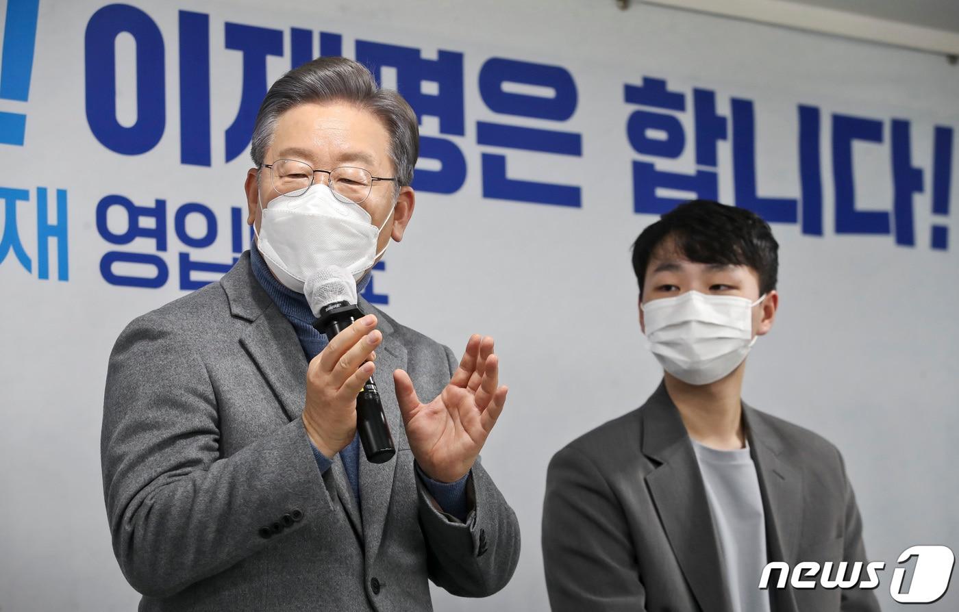 이재명 더불어민주당 대선후보와 영입인재 MZ세대 4인이 1일 서울 여의도 더불어민주당사에서 열린 이재명 캠프 인재영입발표에서 인사말을 하고 있다. 2021.12.1/뉴스1