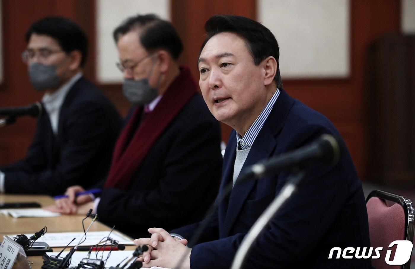 본문 이미지 - 윤석열 국민의힘 대선 후보가 충청권 민생투어 마지막 날인 1일 오후 충남 천안시 충남북부상공회의소에서 열린 기업인 간담회에서 인사말을 하고 있다. 2021.12.1/뉴스1 ⓒ News1 오대일 기자