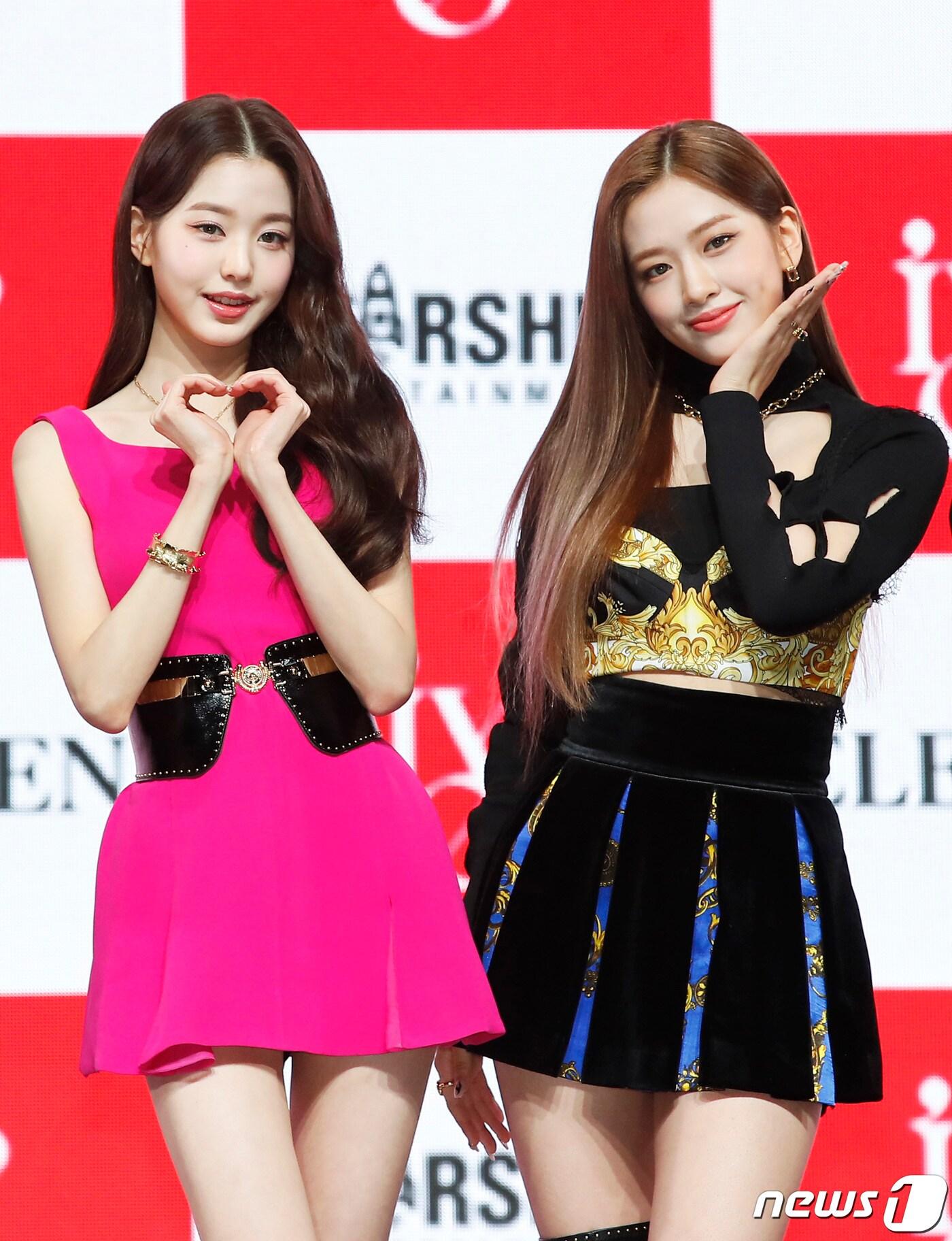 본문 이미지 - 그룹 아이브(IVE) 장원영, 안유진(오른쪽)이 1일 오후 서울 광진구 예스24 라이브홀에서 열린 첫 번째 싱글앨범 '일레븐(ELEVEN)' 데뷔 쇼케이스에 참석해 포즈를 취하고 있다. 2021.12.1/뉴스1 ⓒ News1 권현진 기자