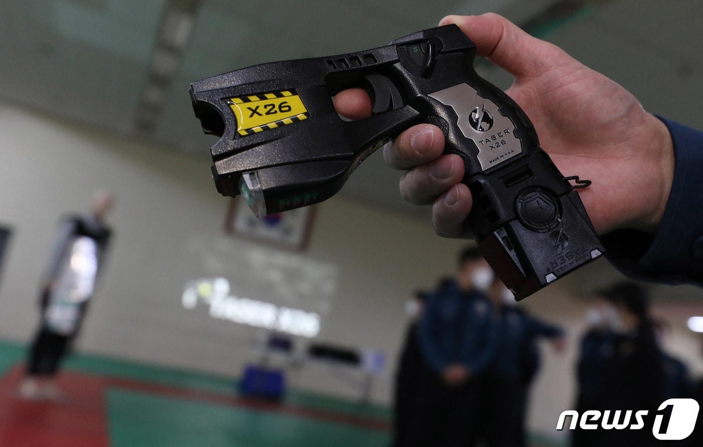 1일 오후 서울 종로구 내자동 서울경찰청 상무관에서 열린 서울경찰청 신임경찰 현장대응력 강화 특별교육에서 물리력행사 훈련의 일환으로 테이저건 사격 훈련을 받고 있다. 2021.12.1/뉴스1 ⓒ News1 박정호 기자