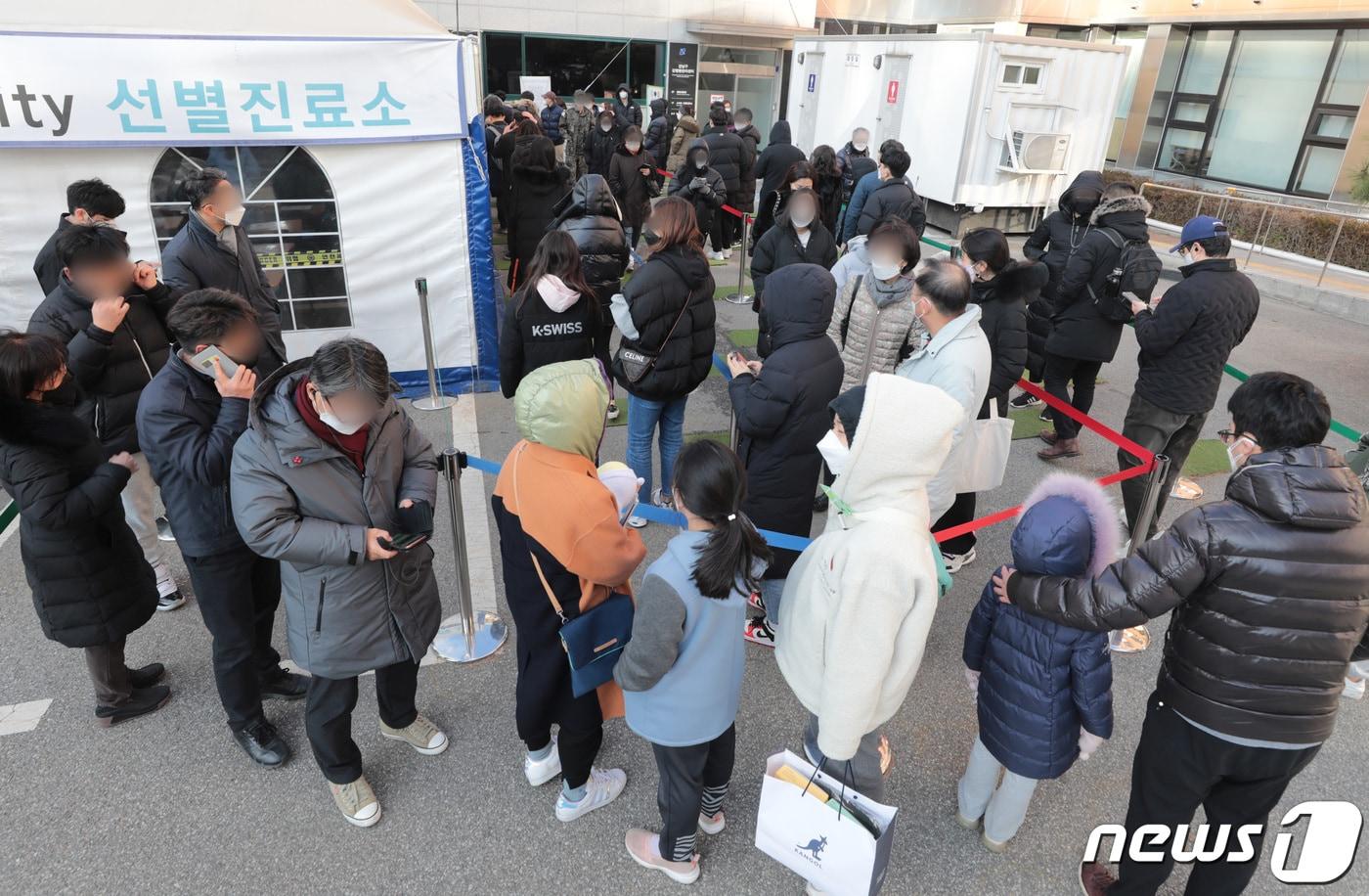 코로나19 신규 확진자 수가 사상 첫 5000명대를 기록한 1일 서울시 강남구보건소 선별진료소가 검사 대기 시민들로 북적이고 있다. 신규 확진자 수는 지난달 24일 4000명대에 진입한 지 1주일 만에 5123명을 기록하면서 확산세를 이어갔다. 2021.12.1/뉴스1 ⓒ News1 이성철 기자