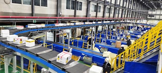 본문 이미지 - CJ대한통운 이천 MP 허브터미널에서 행낭단위로 포장된 소형 택배와 아이스박스, 중형 택배 등이 함께 분류·중계되고 있다. (CJ대한통운 제공) ⓒ 뉴스1