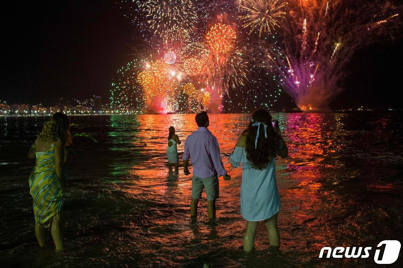 2019년 브라질 리우데자네이루 코파카바나 해변에서 시민들이 전야제 불꽃놀이를 감상하고 있다. 10일(현지시간) 에두아르도 파에스 리우데자네이루 시장은 코로나19에 대한 우려로 취소했었던 새해 전야제를 제한적으로 개최하겠다고 밝혔다. ⓒ AFP=뉴스1 ⓒ News1 김민수 기자