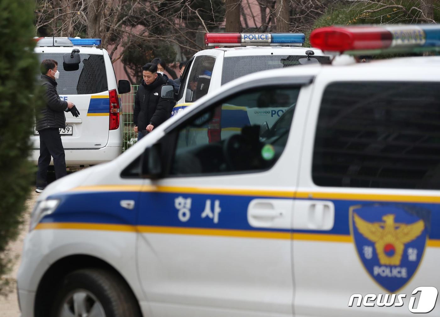 본문 이미지 - 경기 성남시 대장동 개발과 관련해 뒷돈을 챙긴 혐의로 구속영장이 청구된 유한기 전 성남도시개발공사 개발사업본부장(현 포천도시공사 사장)이 자택 인근에서 숨진 채 발견된 10일 오전 경기도 고양시 일산서구 주엽동의 한 아파트 단지에서 경찰이 사건 현장을 둘러보고 있다. 2021.12.10/뉴스1 ⓒ News1 박정호 기자