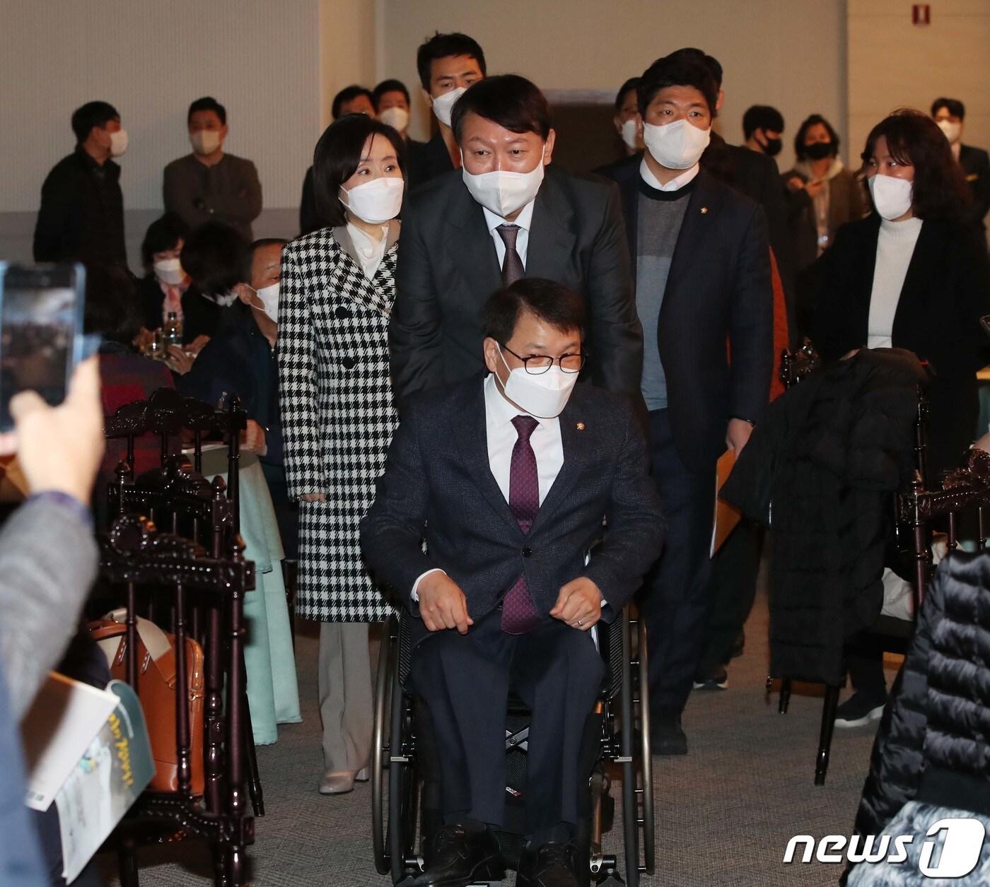 본문 이미지 - 윤석열 국민의힘 대선 후보가 10일 서울 여의도 CCMM빌딩에서 열린 제23회 전국장애인지도자대회에 이종성 국민의힘 의원과 함께 입장하고 있다. 2021.12.10/뉴스1 ⓒ News1 이승배 기자