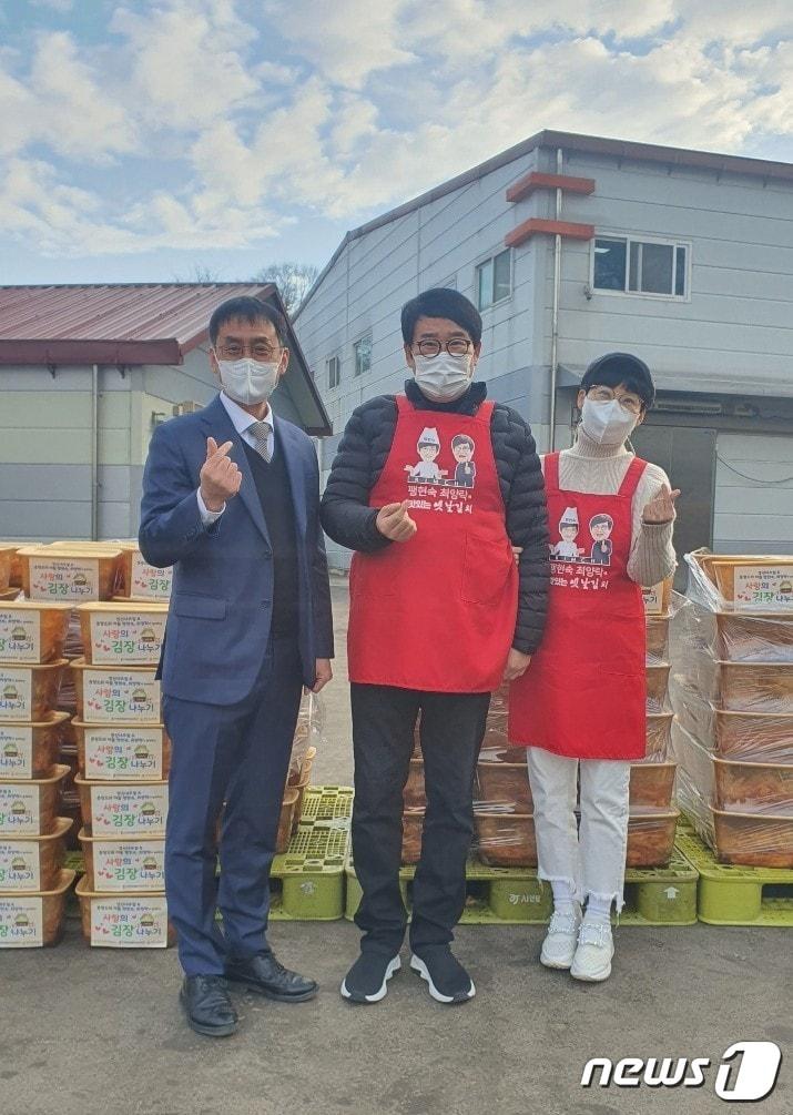 본문 이미지 - 10일 충북 충주시노인복지관은 방송인 팽현숙·최양락 부부가 영신내추럴과 함께 김치와 김치통을 후원했다고 밝혔다. 왼쪽부터 김웅 충주시노인복지관 관장, 최양락씨, 팽현숙씨.(노인복지관 제공)2021.12.10/ⓒ 뉴스1