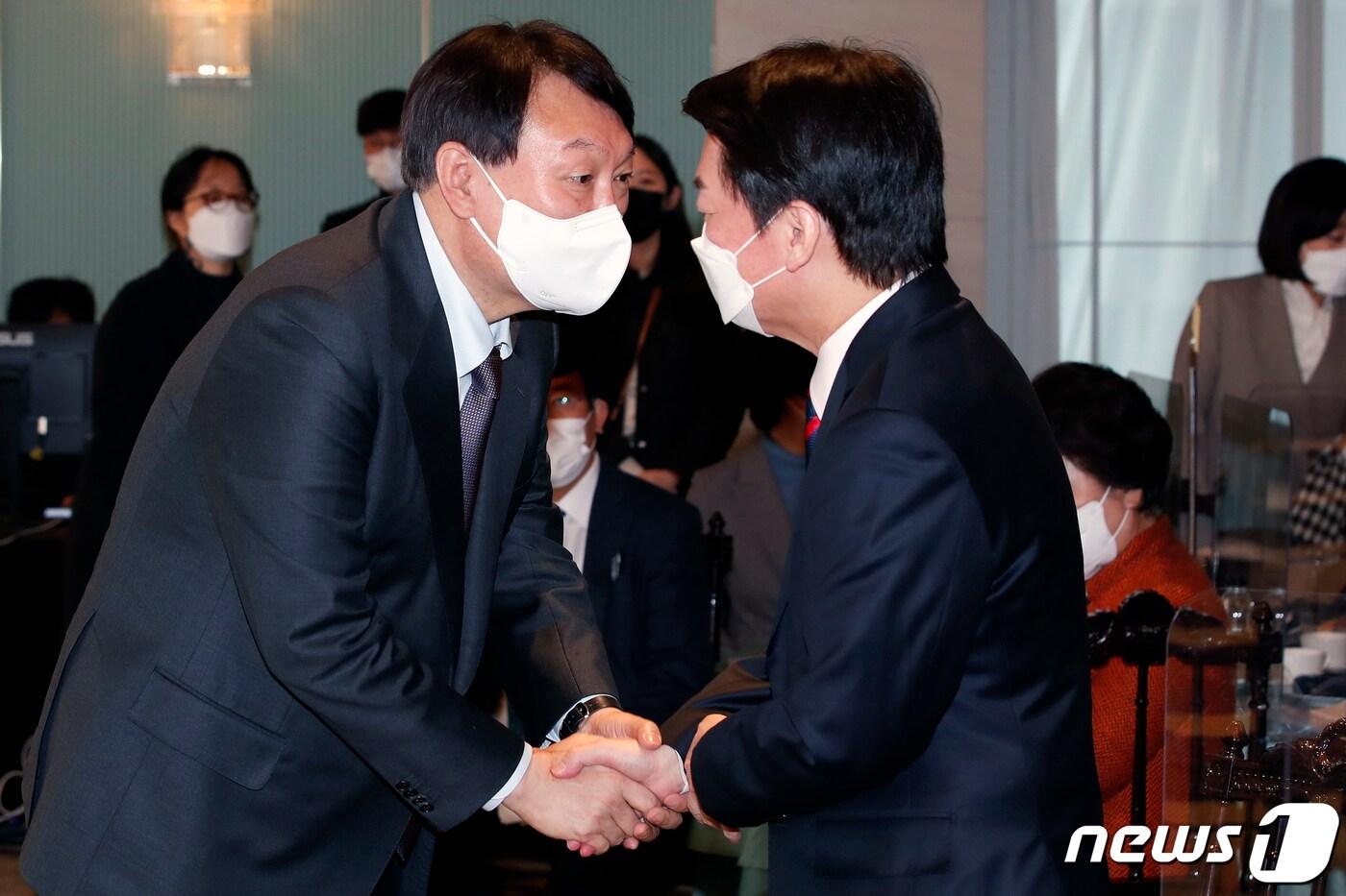 본문 이미지 - 윤석열 국민의힘 대선 후보와 안철수 국민의당 대선 후보 ⓒ News1 이승배 기자