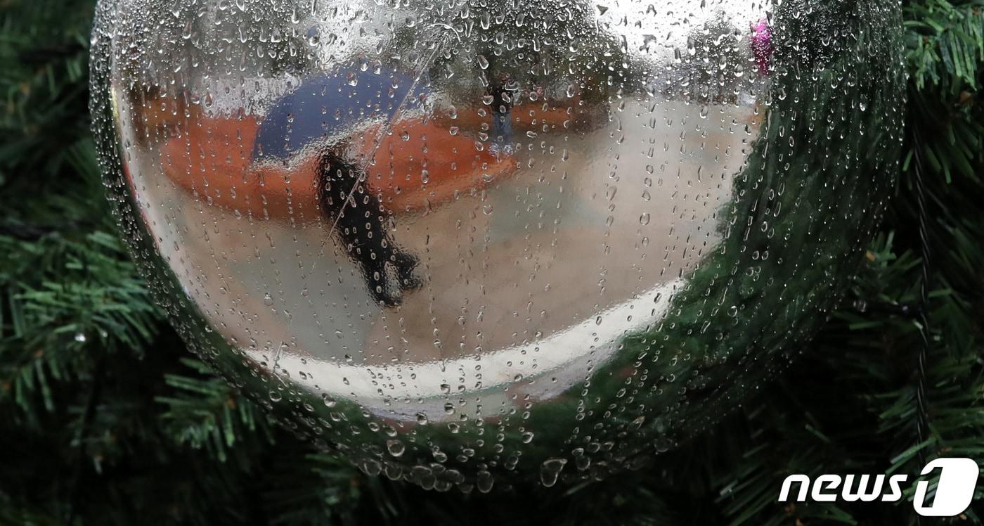 20일 대전·충남은 새벽부터 저녁 사이 충남권에 가끔 비가 내릴 것으로 예보됐다. 대전 서구 보라매공원에서 우산을 쓴 시민들이 지나고 있다. /뉴스1 ⓒ News1 김기태 기자