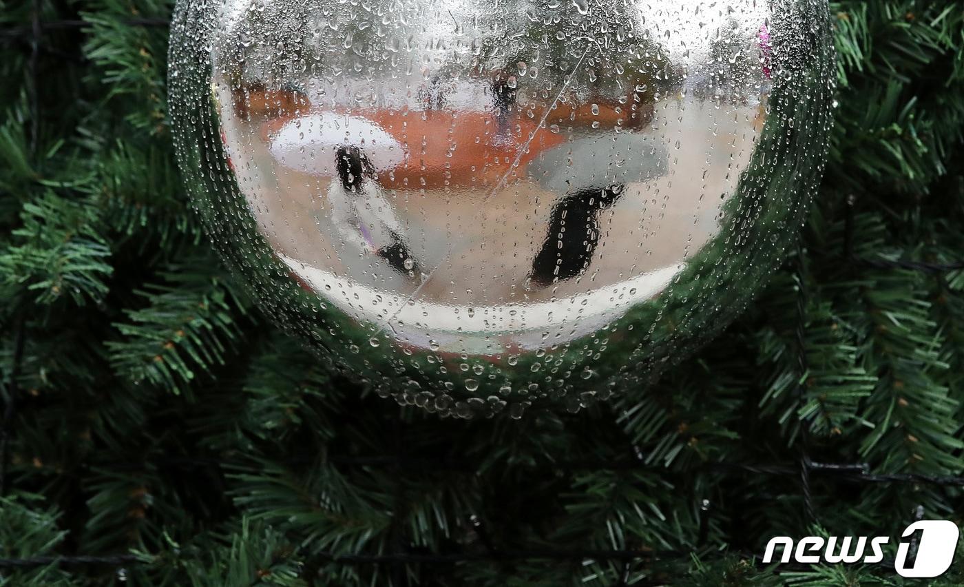 11일 대전·충남은 일부 지역에 돌풍과 함께 천둥·번개를 동반한 강한 비가 내리는 곳이 있을 것으로 예보됐다. 대전 서구 보라매공원에서 우산을 쓴 시민들이 지나고 있다. /뉴스1 ⓒ News1 김기태 기자