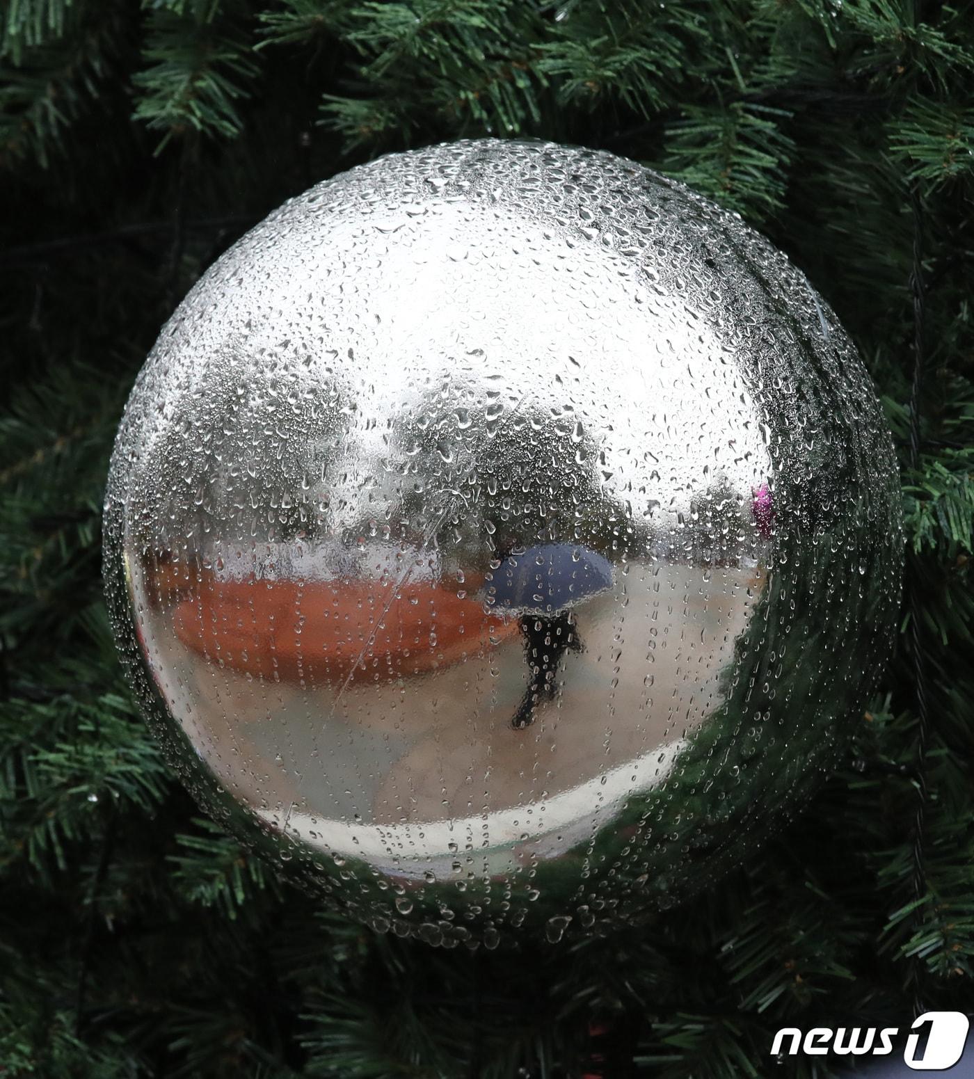 본문 이미지 - 11일 대전·충남은 대체로흐린 가운데 새벽부터 오전사이 대부분의 지역에서 비가 내리겠다. 대전 서구 보라매공원에서 우산을 쓴 시민들이 지나고 있다. / 뉴스1 ⓒ News1 김기태 기자