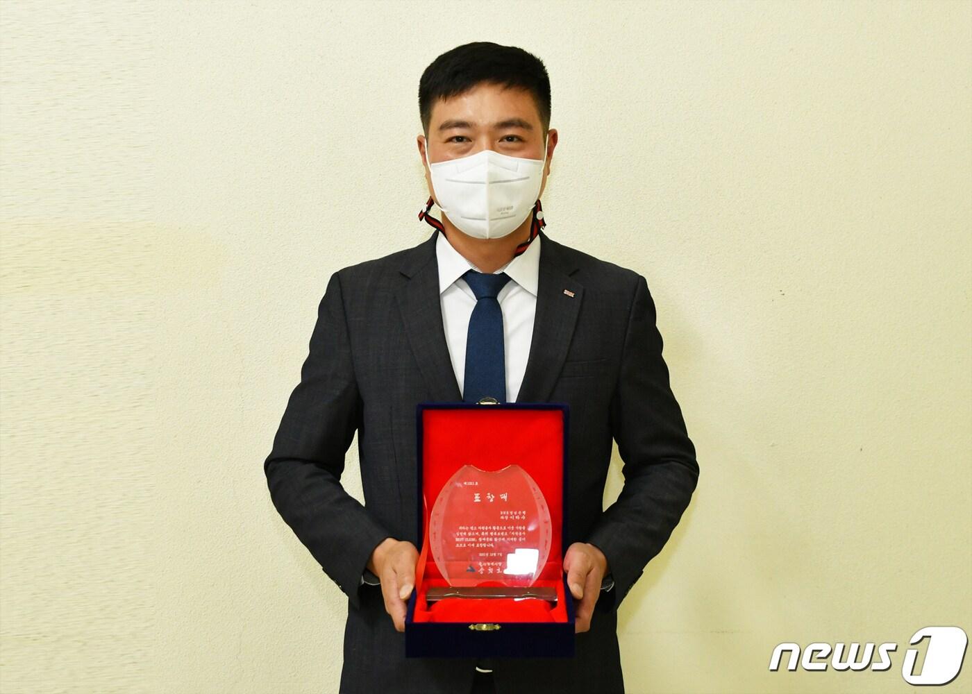 본문 이미지 - BNK경남은행은 울산영업본부 이하수 과장이 '2021 울산시 자원봉사 대축제'에서 지역사회 공헌 공로로 울산시장 표창을 받았다.ⓒ 뉴스1