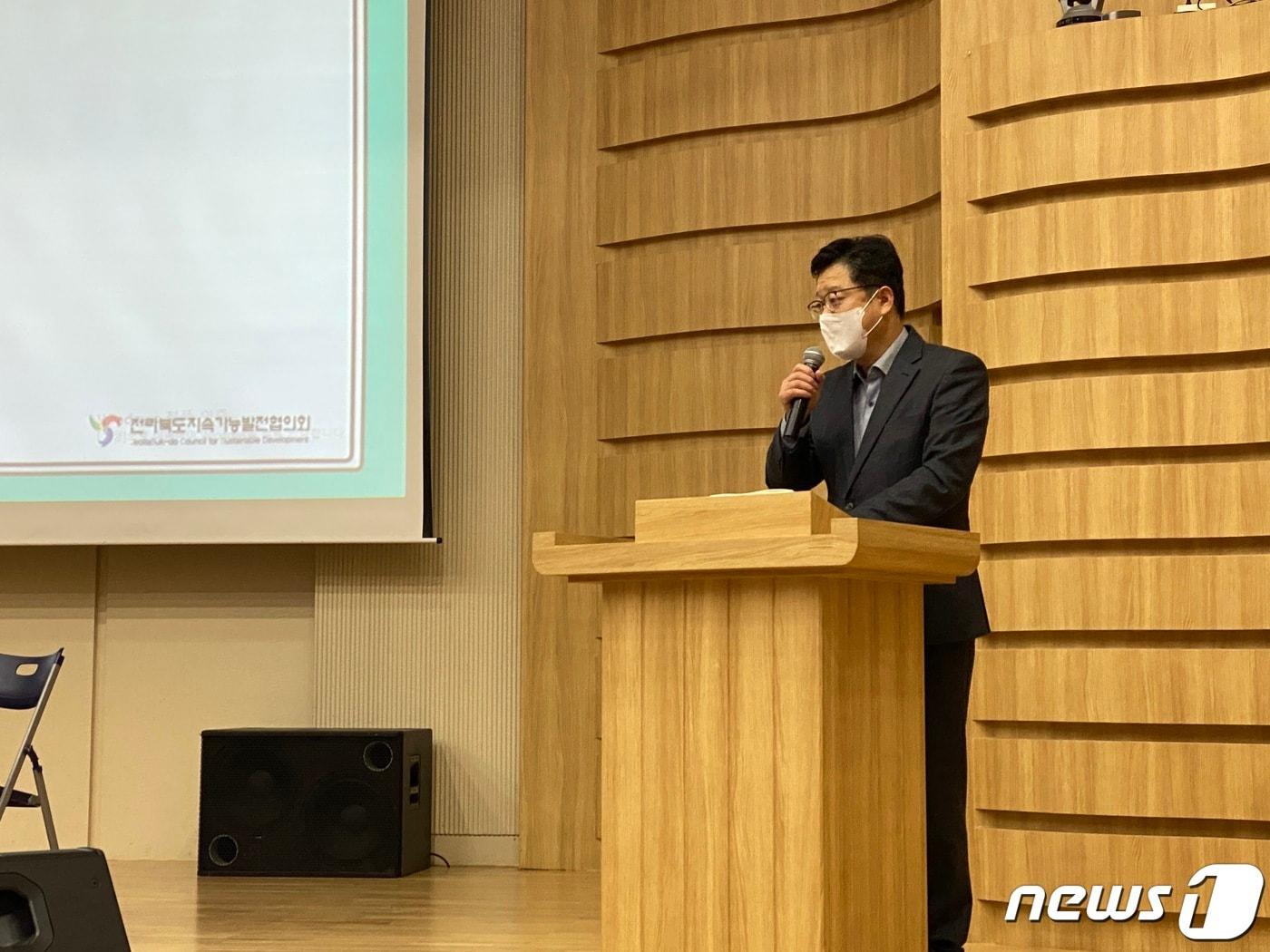 본문 이미지 - 10일 안호영 국회의원이 전라북도 지속가능발전협의회가 주최한 ‘새만금 지속가능발전 포럼’에 참석해 발언하고 있다.(의원실제공)2021.12.10/뉴스1