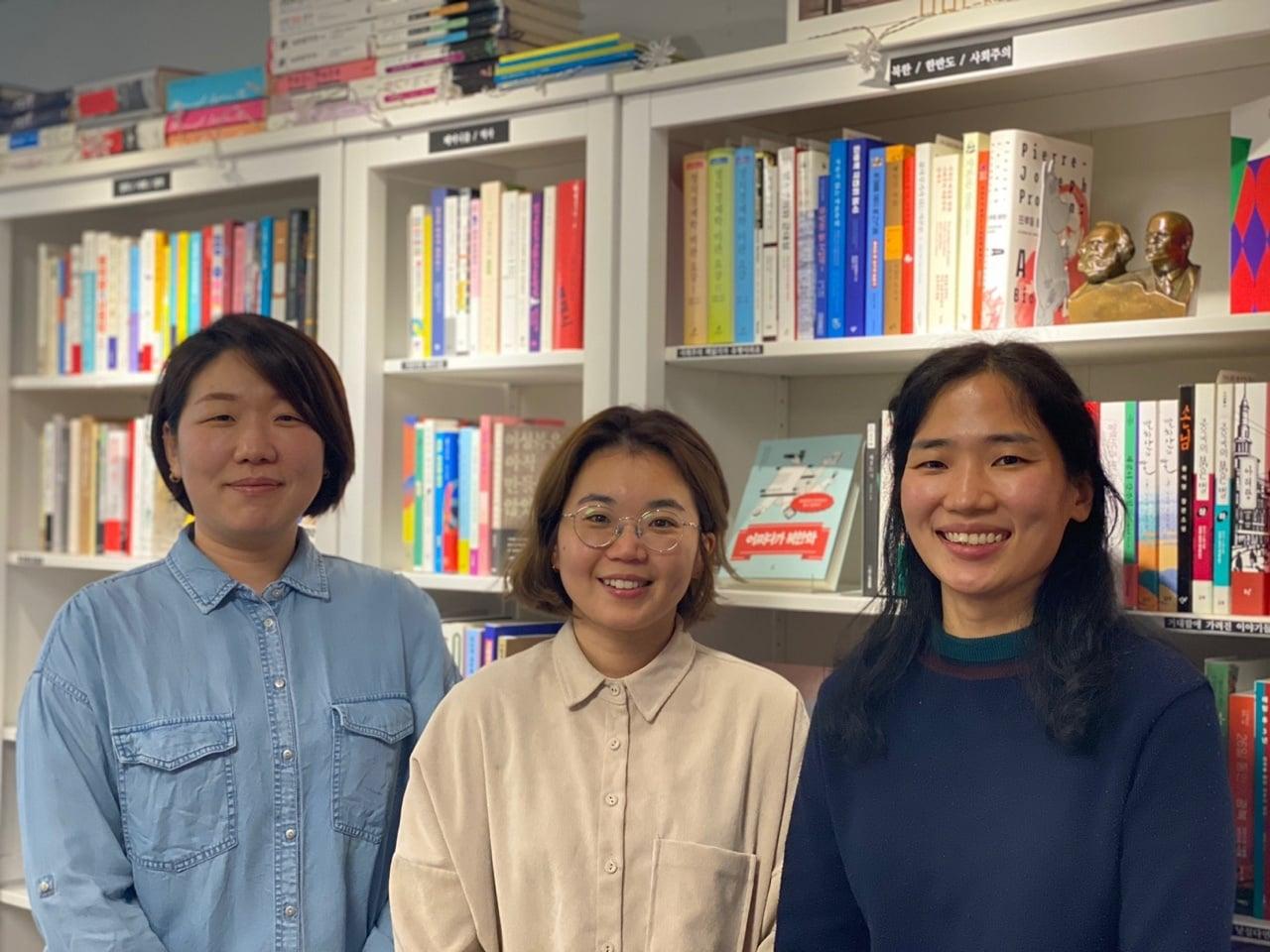 본문 이미지 - 출판사 힐데와소피 공동운영자 오주연(가운데)씨와 김애란씨(오른쪽), 그리고 '이나영책방'을 운영하는 이나영씨.ⓒ 뉴스1