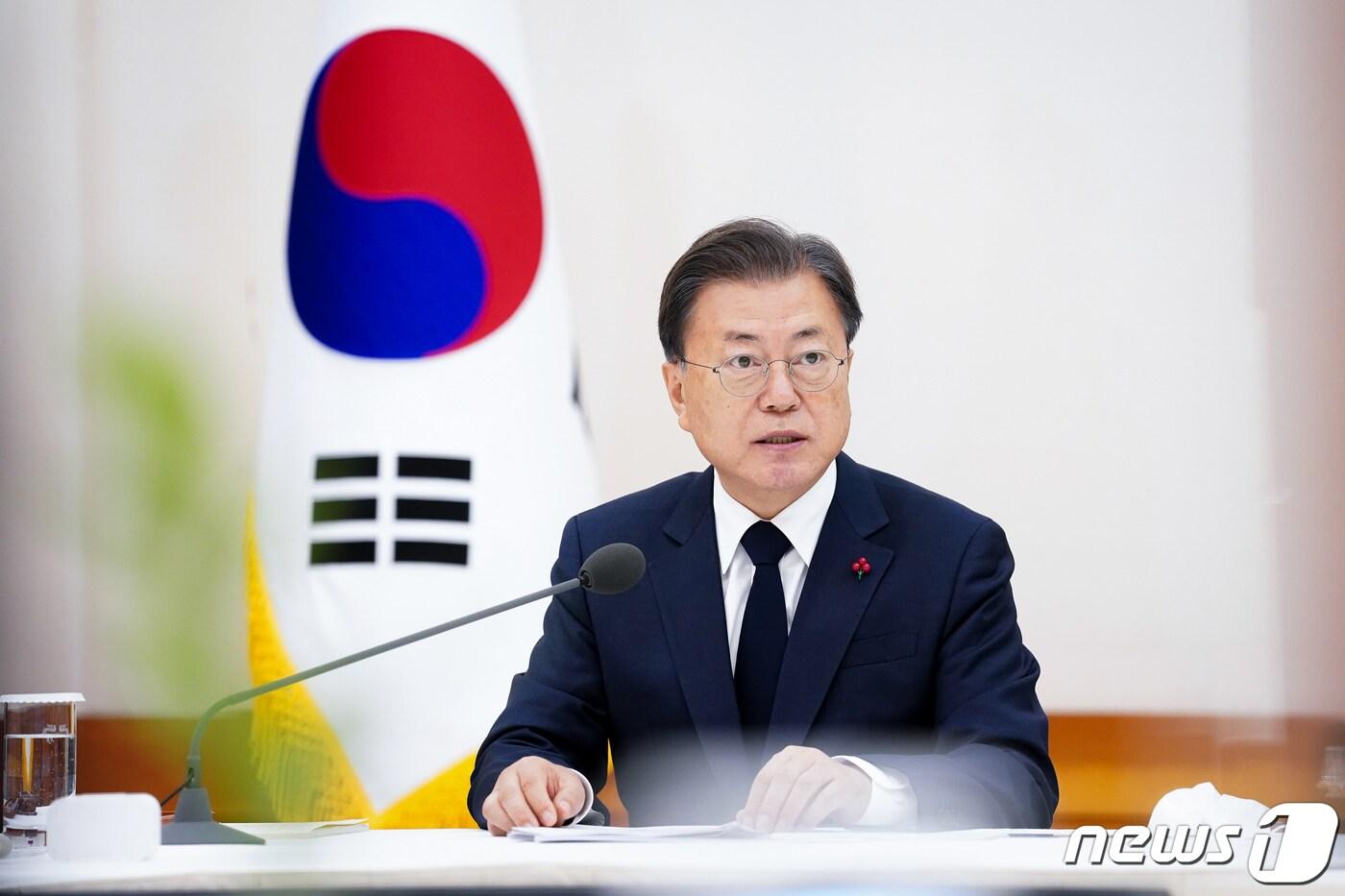 본문 이미지 - 문재인 대통령이 탄소중립선언 1주년인 10일 오후 청와대 충무실에서 열린 탄소중립 선도기업 초청 전략 보고회에서 모두발언을 하고 있다. (청와대 제공) 2021.12.10/뉴스1 ⓒ News1 유승관 기자