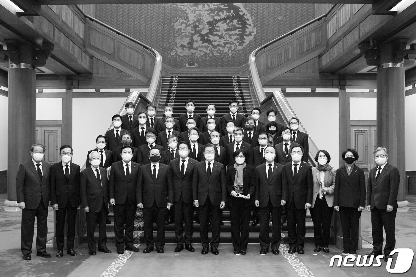 본문 이미지 - 문재인 대통령이 10일 오후 청와대 충무실에서 탄소중립 선도기업 초청 전략 보고회를 마친 후 참석자들과 기념촬영하고 있다. (청와대 제공) 2021.12.10/뉴스1 ⓒ News1 유승관 기자