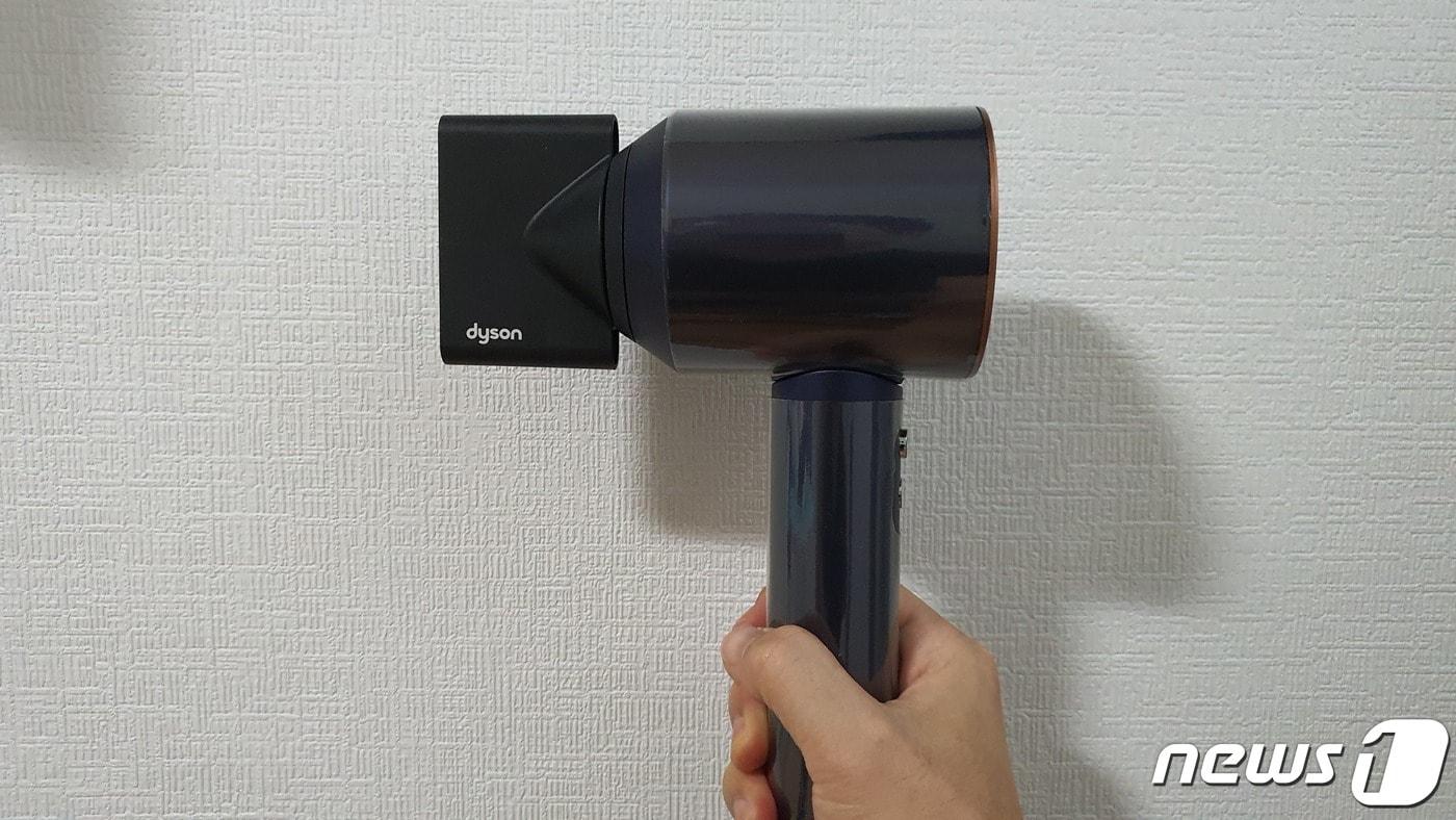 본문 이미지 - 다이슨 슈퍼소닉™ 헤어드라이어. 스타일링 콘센트레이터 노즐을 결합했다. ⓒ News1 정상훈 기자