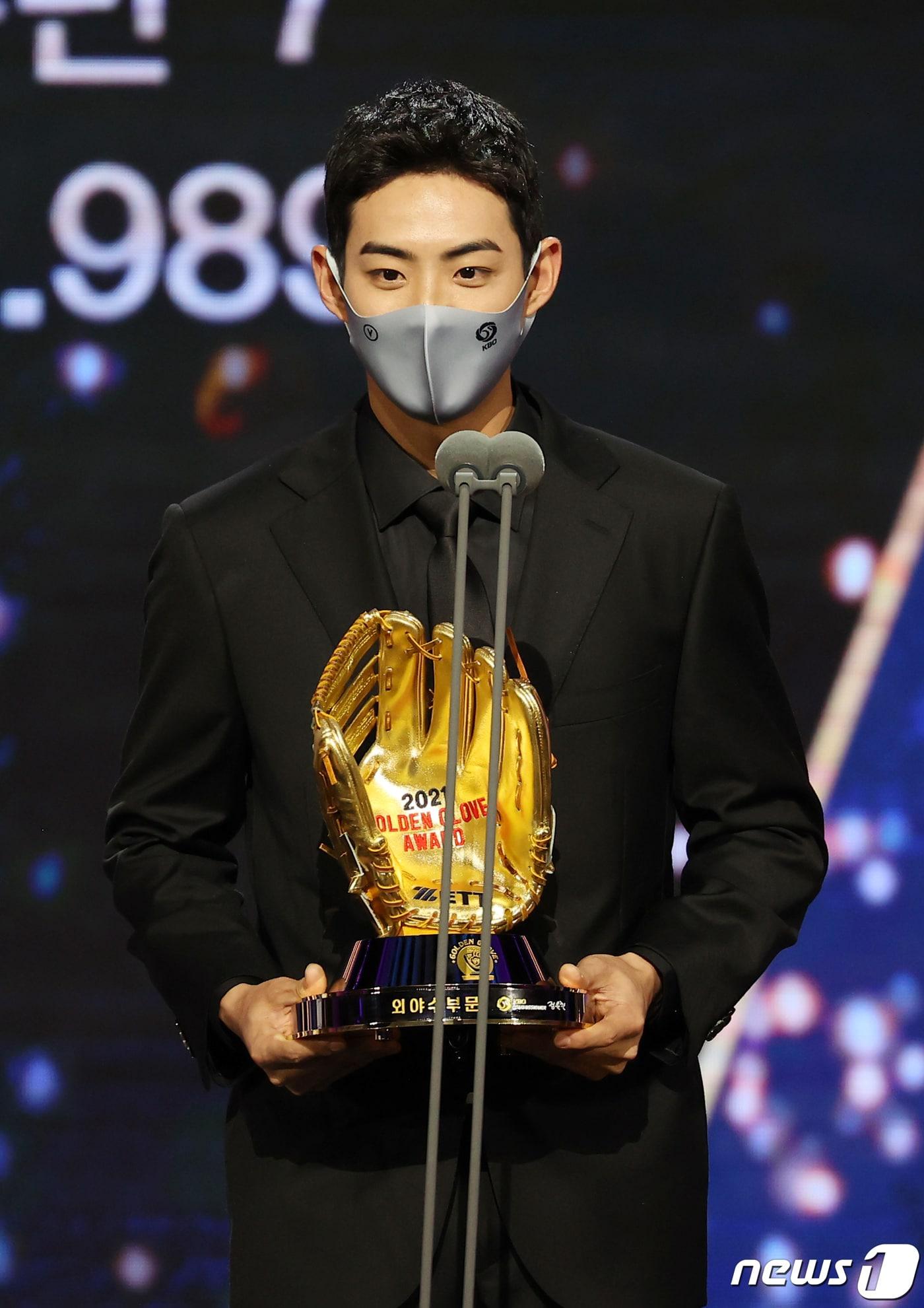 본문 이미지 - 구자욱(삼성)이 10일 오후 서울 강남구 코엑스 오디토리움에서 열린 2021 신한은행 SOL KBO 골든글러브 시상식에서 외야수 부문 골든글러브 수상 소감을 밝히고 있다. 2021.12.10/뉴스1 ⓒ News1 조태형 기자