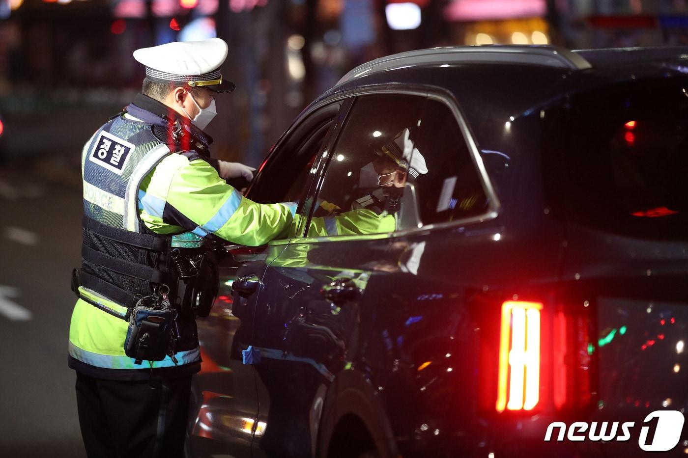 10일 밤 서울 시내의 한 도로에서 경찰들이 음주운전 단속을 하고 있다. 2021.12.10/뉴스1 ⓒ News1 임세영 기자