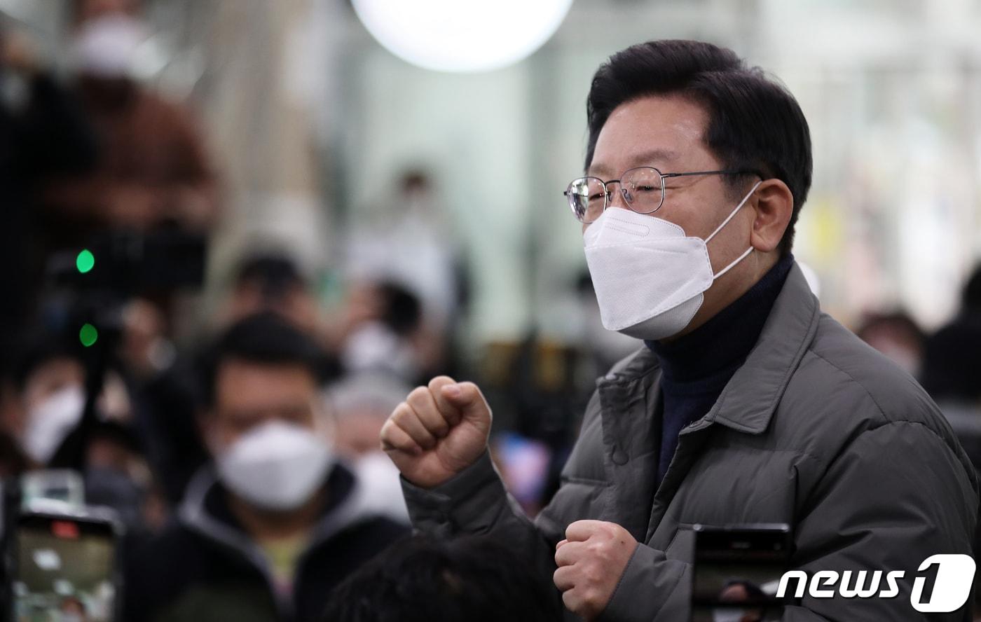 매타버스(매주 타는 민생버스) 다섯번째 행선지로 고향인 대구·경북(TK)을 찾은 이재명 더불어민주당 대선 후보가 11일 오후 경북 안동시 중앙신시장을 찾아 상인과 시민들에게 지지를 호소하고 있다. 2021.12.11/뉴스1 ⓒ News1 오대일 기자