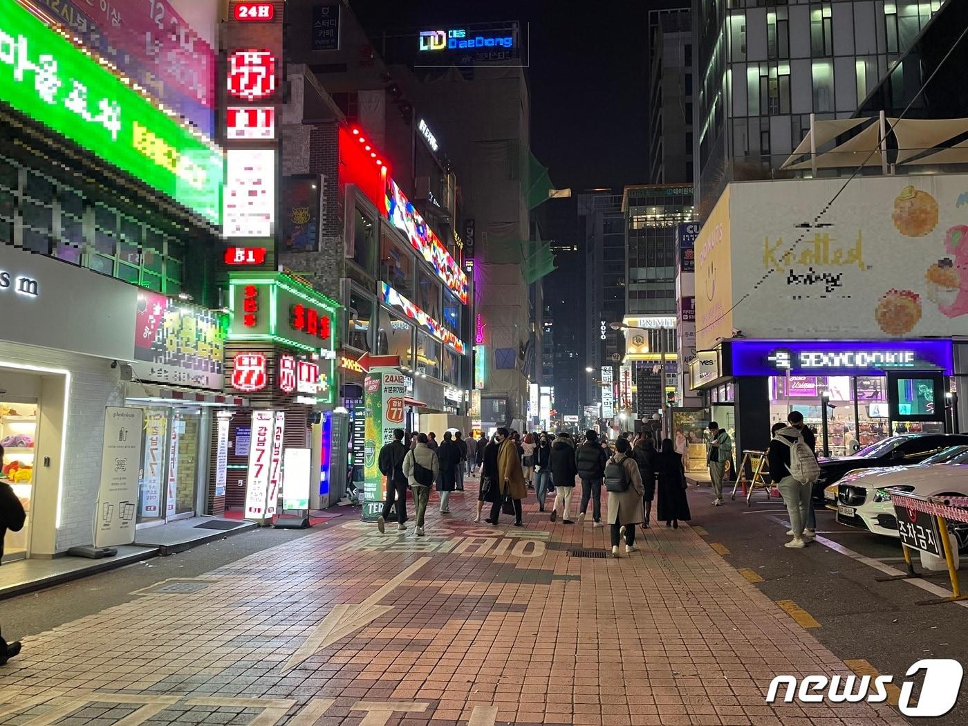 본문 이미지 - 11일 서울 강남역 주변 식당가 모습. 주말인데도 거리가 한산하다.ⓒ 뉴스1 박재하 기자