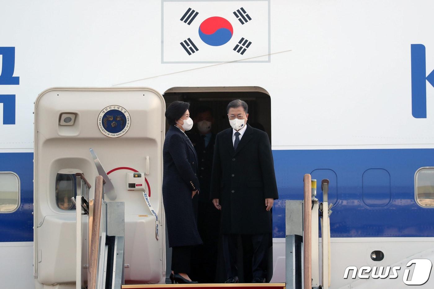 본문 이미지 - 문재인 대통령과 부인 김정숙 여사가 12일 오전 경기 성남시 서울공항에서 출국을 위해 공군 1호기에 탑승하고 있다. 문 대통령은 스콧 모리슨 호주 총리 초청으로 국빈 방문을 위해 이날부터 오는 15일까지 3박4일간 일정으로 호주를 방문한다. 2021.12.12/뉴스1 ⓒ News1 황기선 기자