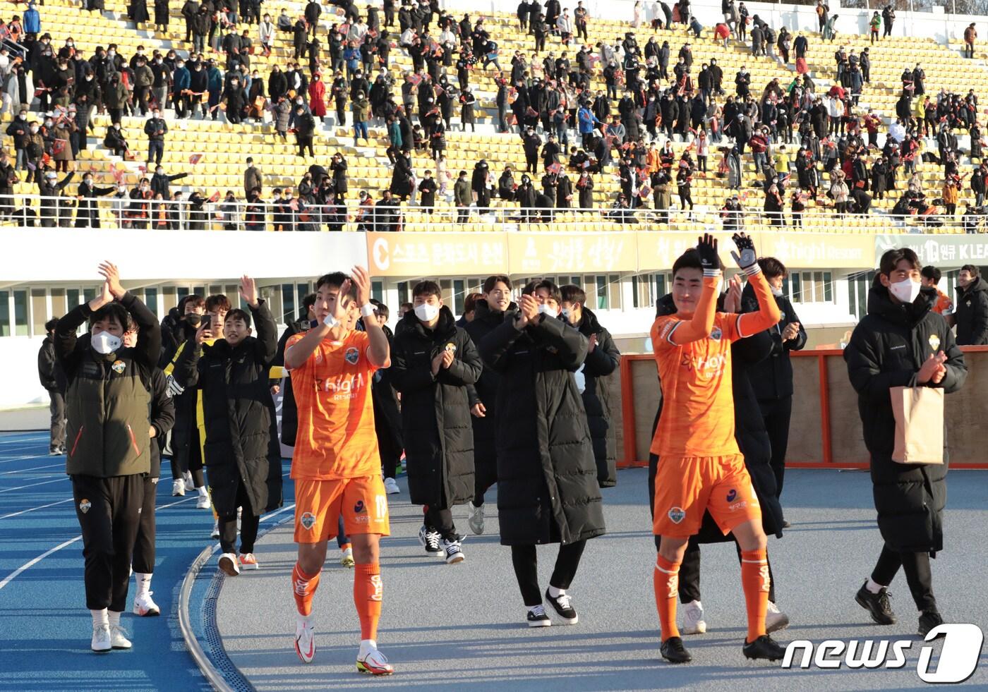 12일 강원도 강릉시 강릉종합운동장에서 열린 '하나원큐 K리그 2021' 승강 플레이오프(PO) 2차전 강원FC와 대전하나시티즌의 경기에서 4-1로 승리를 거둔 강원FC 선수들이 관중들에게 인사하고 있다. 이로써 강원FC는 1부리그에 잔류하게 된다. 2021.12.12/뉴스1 ⓒ News1 이성철 기자