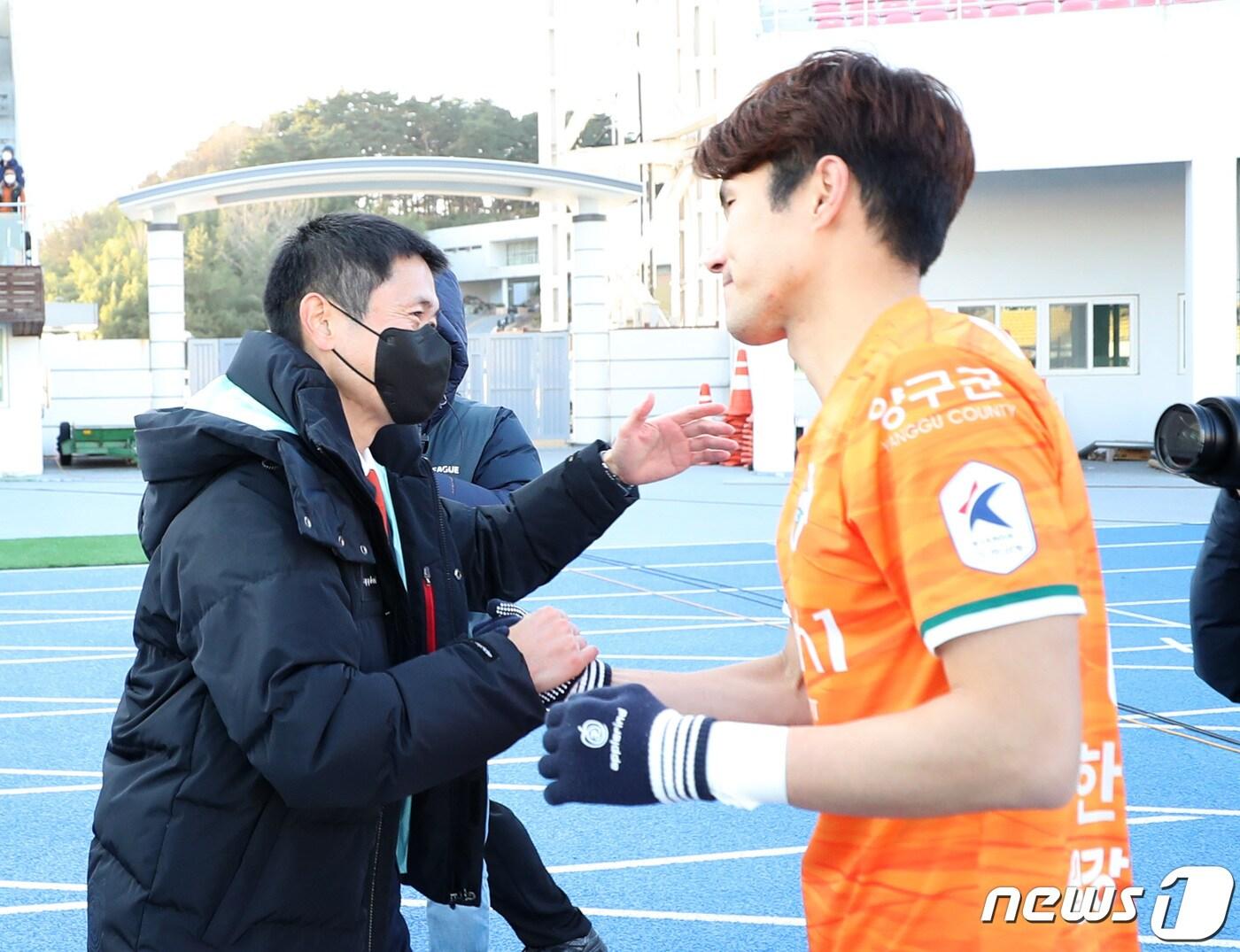 본문 이미지 - 12일 강원도 강릉시 강릉종합운동장에서 열린 '하나원큐 K리그 2021' 승강 플레이오프(PO) 2차전 강원FC와 대전하나시티즌의 경기에서 이영표 강원FC 대표이사가 강원FC 한국영을 격려하고 있다. 2021.12.12/뉴스1 ⓒ News1 이성철 기자