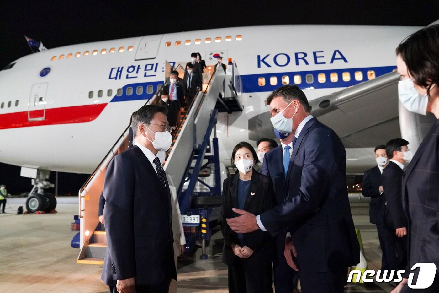 본문 이미지 - 호주 국빈 방문에 나선 문재인 대통령이 12일 캔버라 페어베언 공군기지에 도착해 앵거스 테일러 호주 산업·에너지·배출저감부 장관 등과 인사하고 있다.(청와대 제공)2021.12.12/뉴스1