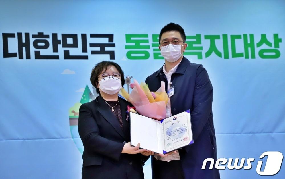 본문 이미지 - 권신구 21그램 대표가 10일 국회에서 열린 '대한민국 동물복지대상'에서 농림축산식품부 장관상을 받았다. 왼쪽은 김정희 농림축산식품부 기획조정실장. (박홍근 의원실 제공) ⓒ 뉴스1