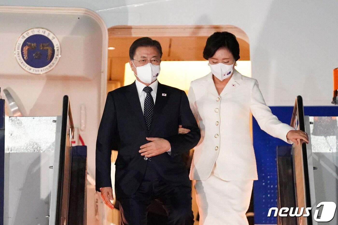본문 이미지 - 호주 국빈 방문에 나선 문재인 대통령과 김정숙 여사가 12일 캔버라 페어베언 공군기지에 도착하고 있다. (청와대 제공)2021.12.12/뉴스1