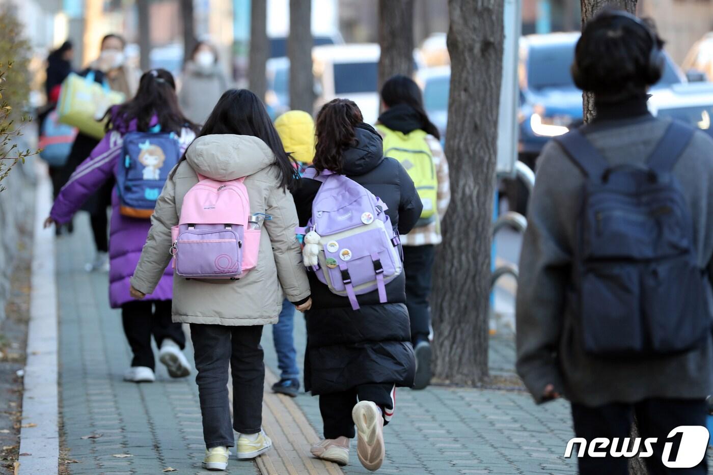 본문 이미지 - 13일 오전 서울시내 한 초등학교에서 학생들이 등교를 하고 있다. /뉴스1 ⓒ News1 황기선 기자