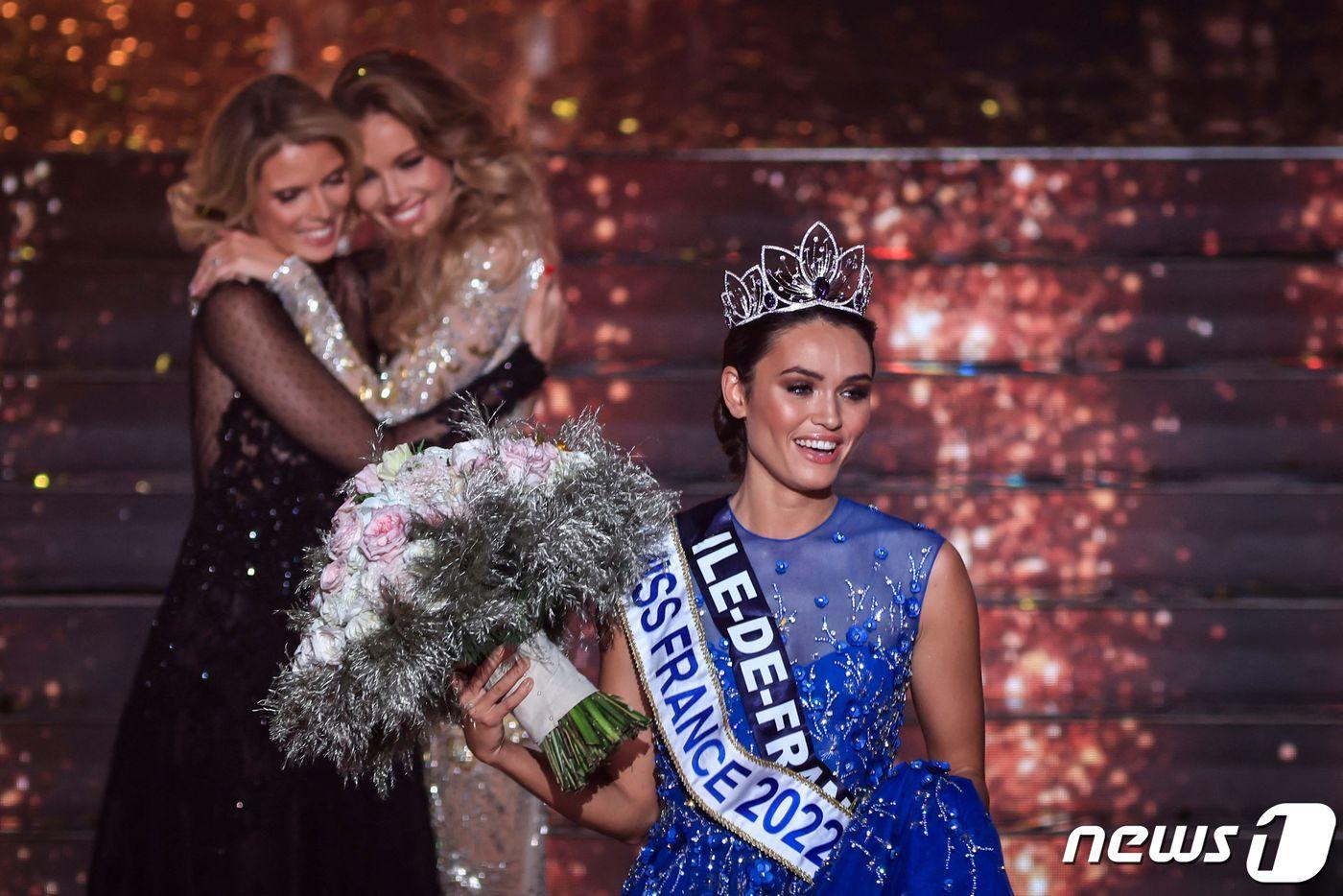 본문 이미지 - 2022 미스 프랑스 대회 우승자 디안 레르(24)가 우승자로 선정되고 나서 미소 짓고 있다. ⓒ AFP=뉴스1 ⓒ News1 김민수 기자