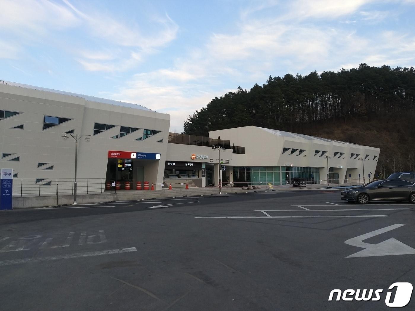 본문 이미지 - 14일 개장하는 충북 청주영덕고속도로 청주분기점 인근 문의청남대 휴게소‧주유소.(한국도로공사 충북본부 제공).2021.12.13/ⓒ 뉴스1
