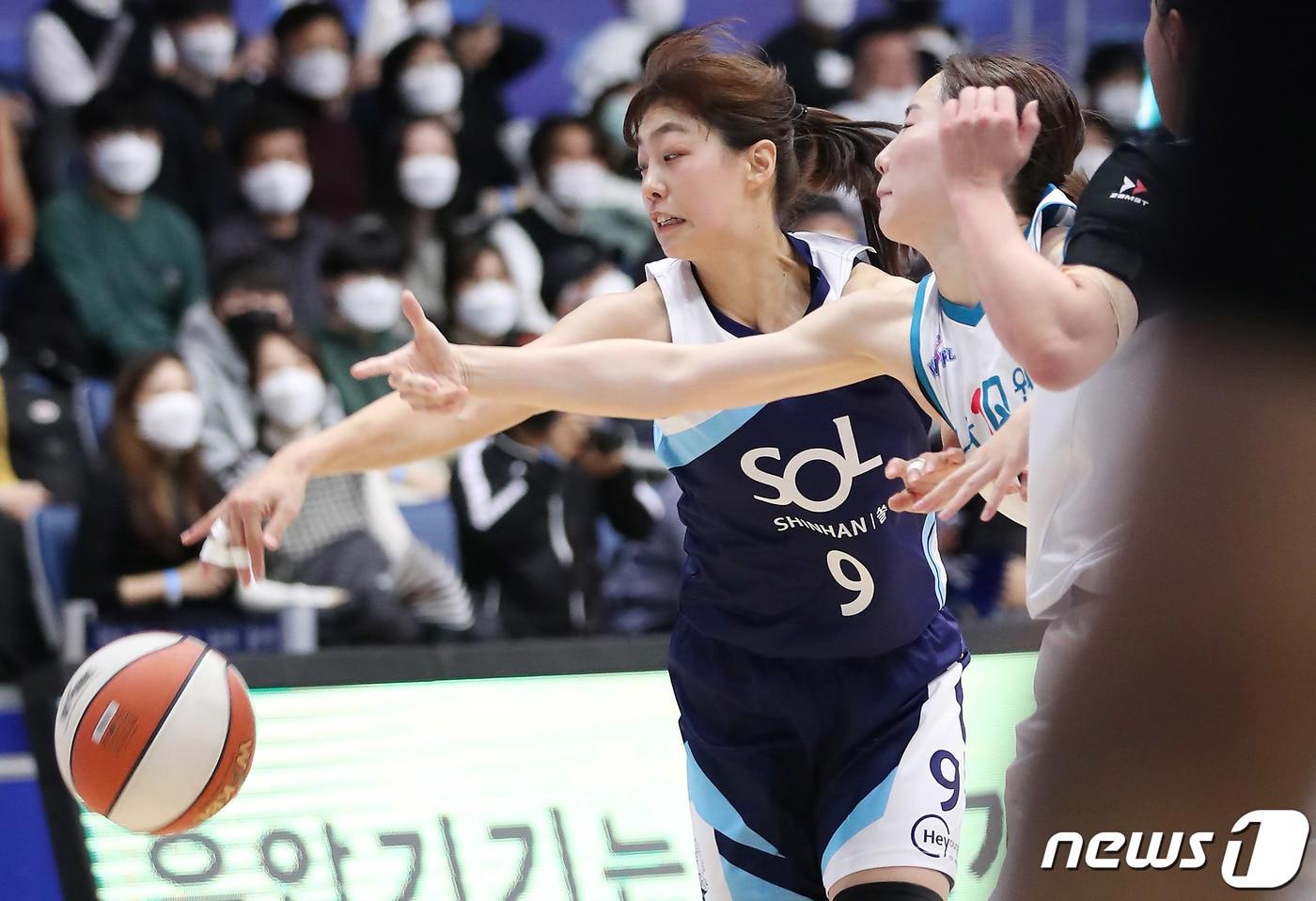 13일 오후 인천광역시 중구 샛골로 도원체육관에서 열린 삼성생명 2021~2022 여자프로농구 신한은행 에스버드와 하나원큐의 경기에서 신한은행 이경은이 하나원큐 김지영과 볼을 향해 손을 뻗고 있다. 2021.12.13/뉴스1 ⓒ News1 박정호 기자