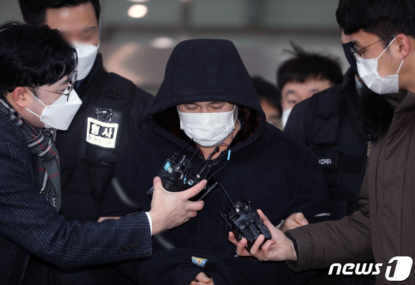 본문 이미지 - 50대 남녀를 연쇄 살해한 혐의로 구속된 권재찬(52)이 14일 오전 검찰 송치를 위해 인천 미추홀경찰서를 나서고 있다. 권재찬은 지난 4일 오전 인천 미추홀구 한 건물 주차장에서 50대 여성 A씨를 살해한 뒤, A씨의 신용카드로 수백만 원을 인출한 혐의를 받고 있다. 또 A씨의 시신 유기를 도운 50대 지인 B씨를 살해해 유기한 혐의도 받고 있다. 경찰은 지난 9일 신상 정보 공개위원회를 열고 권씨의 신상 공개를 결정했다. 2021.12.14/뉴스1 ⓒ News1 정진욱 기자