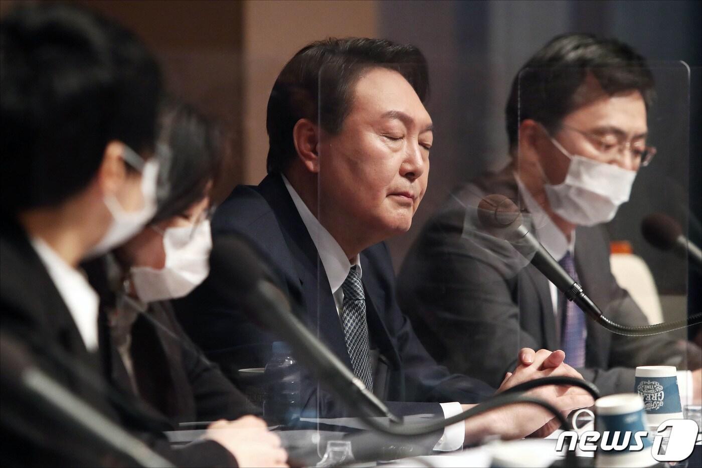 본문 이미지 - 윤석열 국민의힘 대선후보가 14일 오전 서울 중구 프레스센터 국제회의장에서 열린 관훈클럽 초청 토론회에 참석해 생각에 잠겨 있다. 2021.12.14/뉴스1 ⓒ News1 국회사진취재단