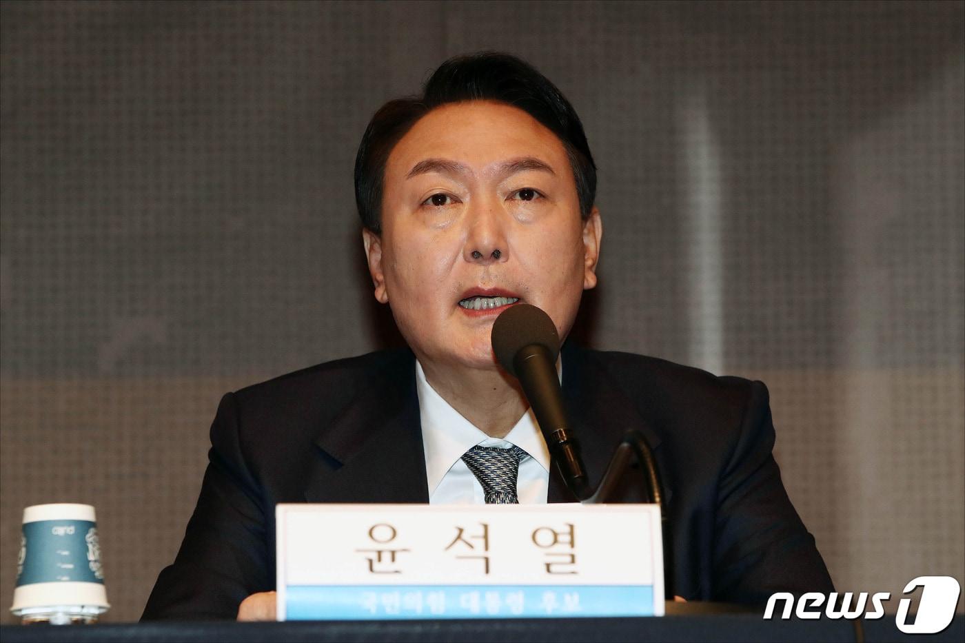 윤석열  전 대통령(당시 국민의힘 대선후보)가 서울 중구 프레스센터 국제회의장에서 열린 관훈클럽 초청 토론회에서 기조발언을 하고 있다. 2021.12.14/뉴스1 ⓒ News1 국회사진취재단