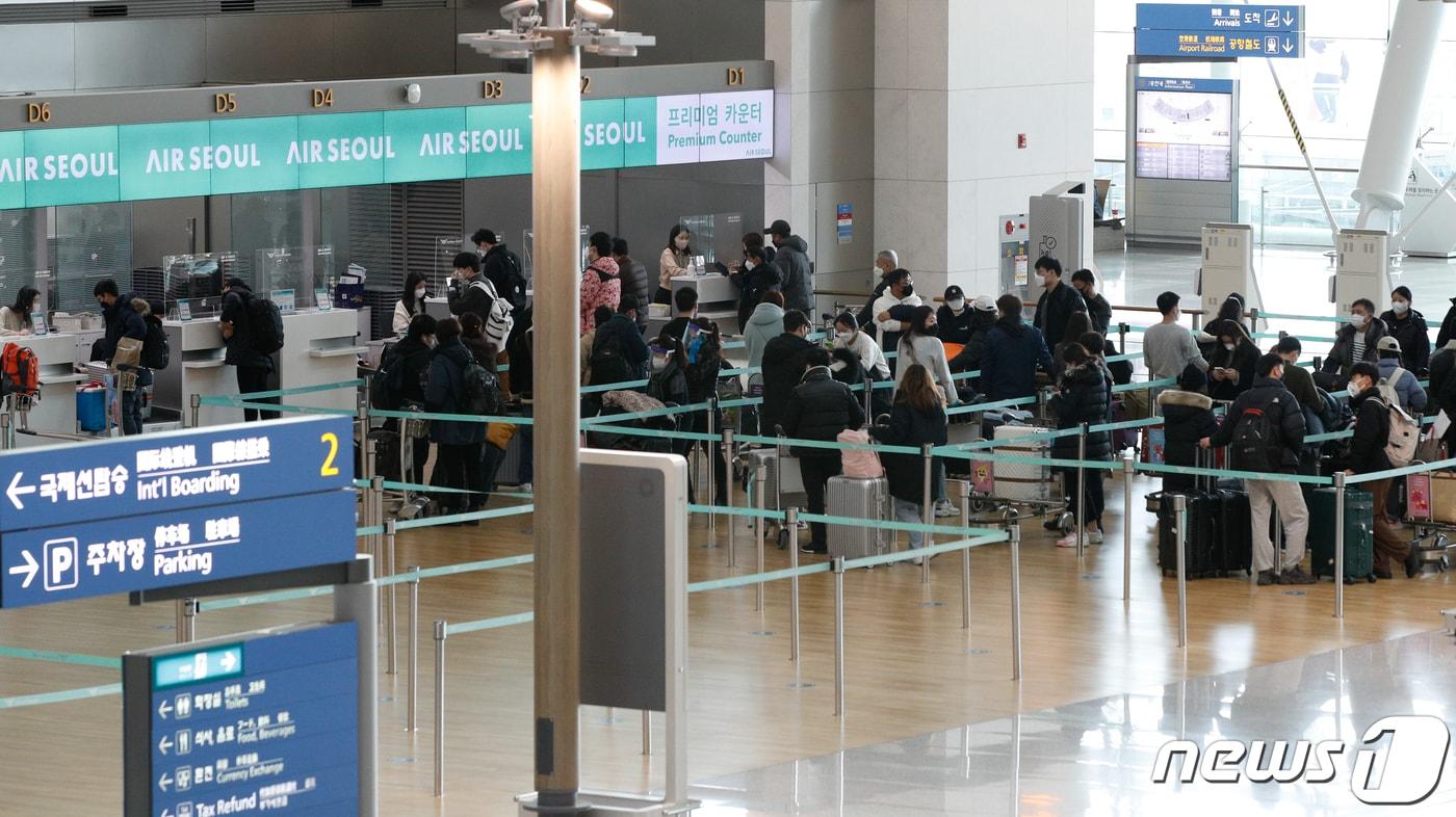 본문 이미지 - 인천국제공항 1터미널에서 여행객들이 체크인 카운터에 줄 서 있다ⓒ News1  