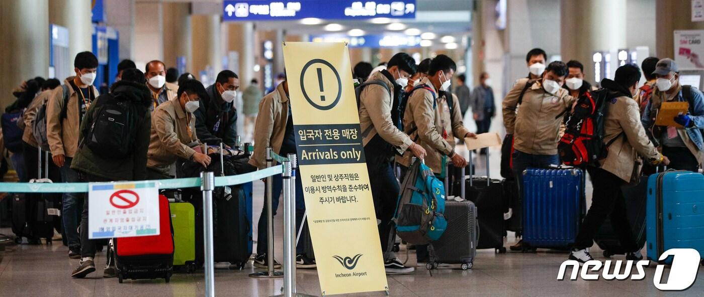 2021년 12월 14일 인천국제공항 1터미널에서 태국에서 국내로 입국한 외국인 노동자들이 버스를 타기 위해 이동하고 있다. 특정 기사 내용과는 무관한 자료사진. 뉴스1 ⓒ News1 안은나 기자